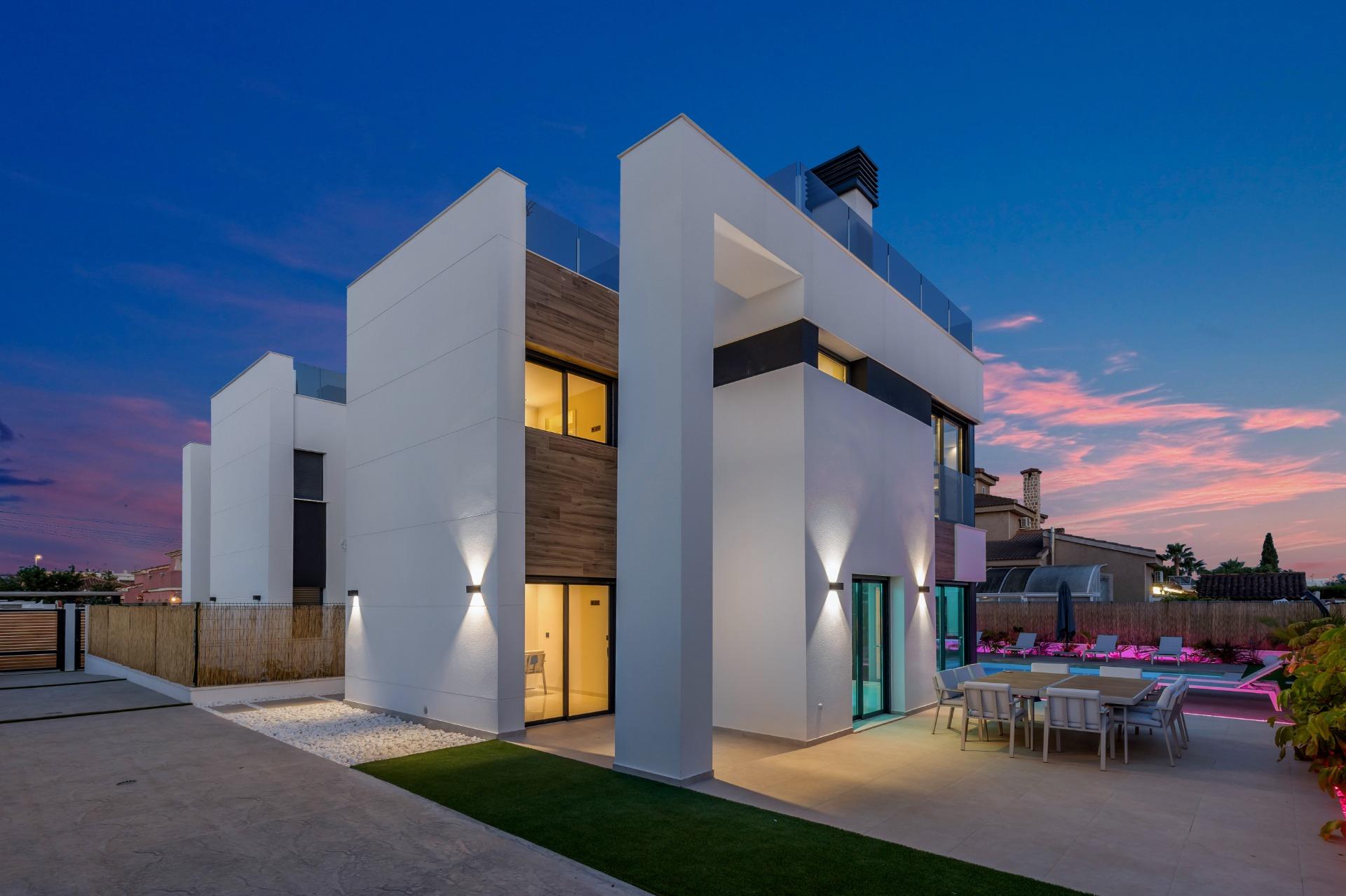 For sale - 3 Bedroom 3 Bathroom Villa in Torrevieja - Torreta Florida  - Alicante