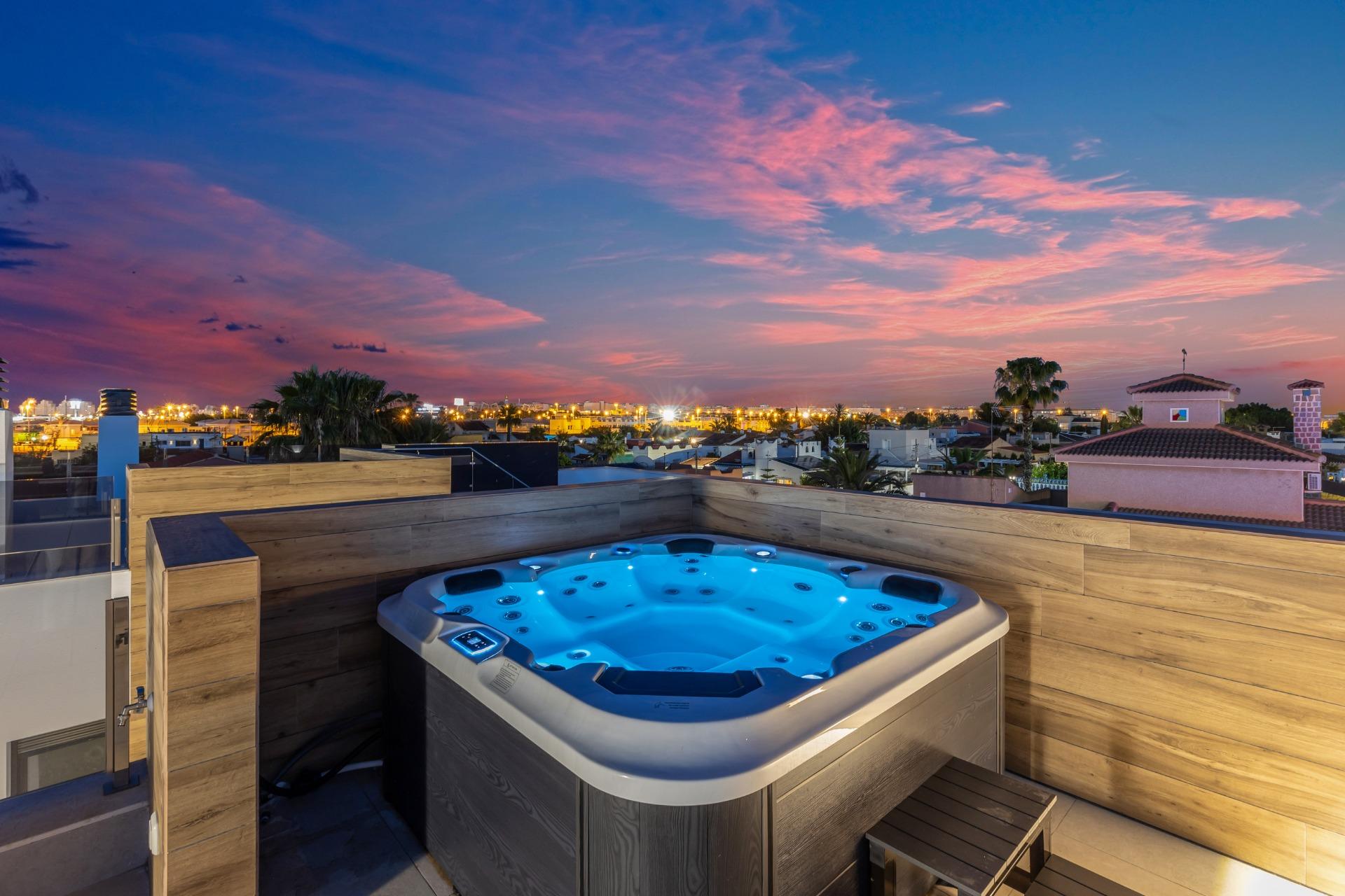 For sale - 3 Bedroom 3 Bathroom Villa in Torrevieja - Torreta Florida  - Alicante