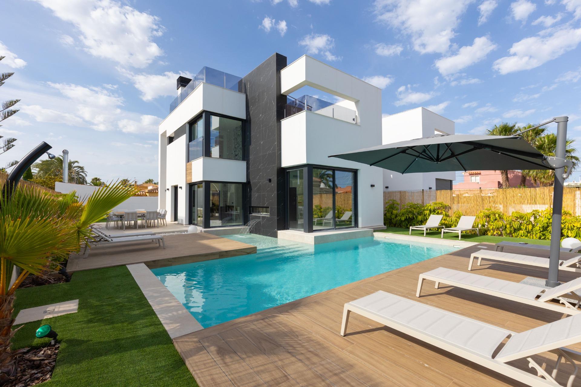 For sale - 3 Bedroom 3 Bathroom Villa in Torrevieja - Torreta Florida  - Alicante