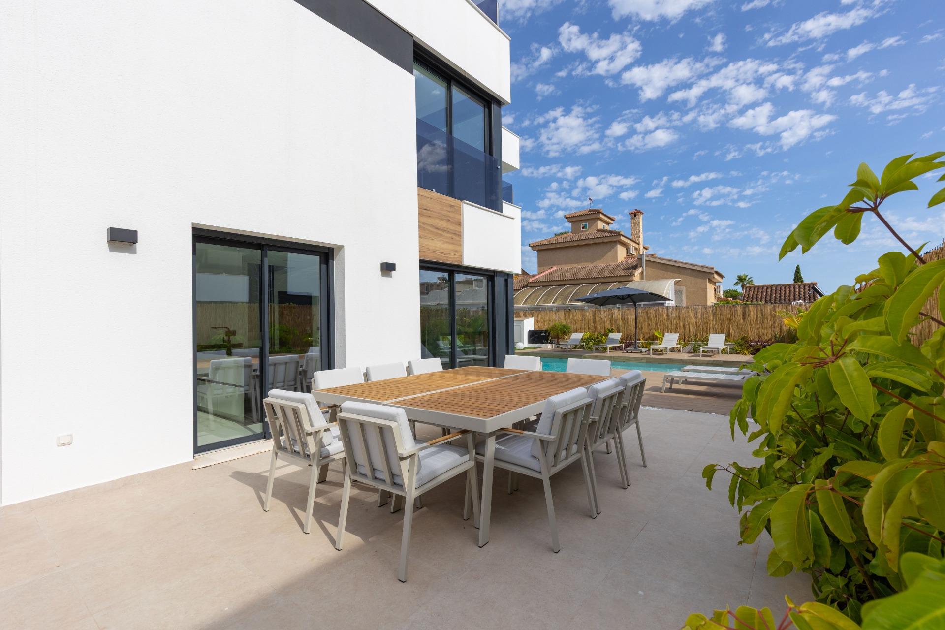 For sale - 3 Bedroom 3 Bathroom Villa in Torrevieja - Torreta Florida  - Alicante