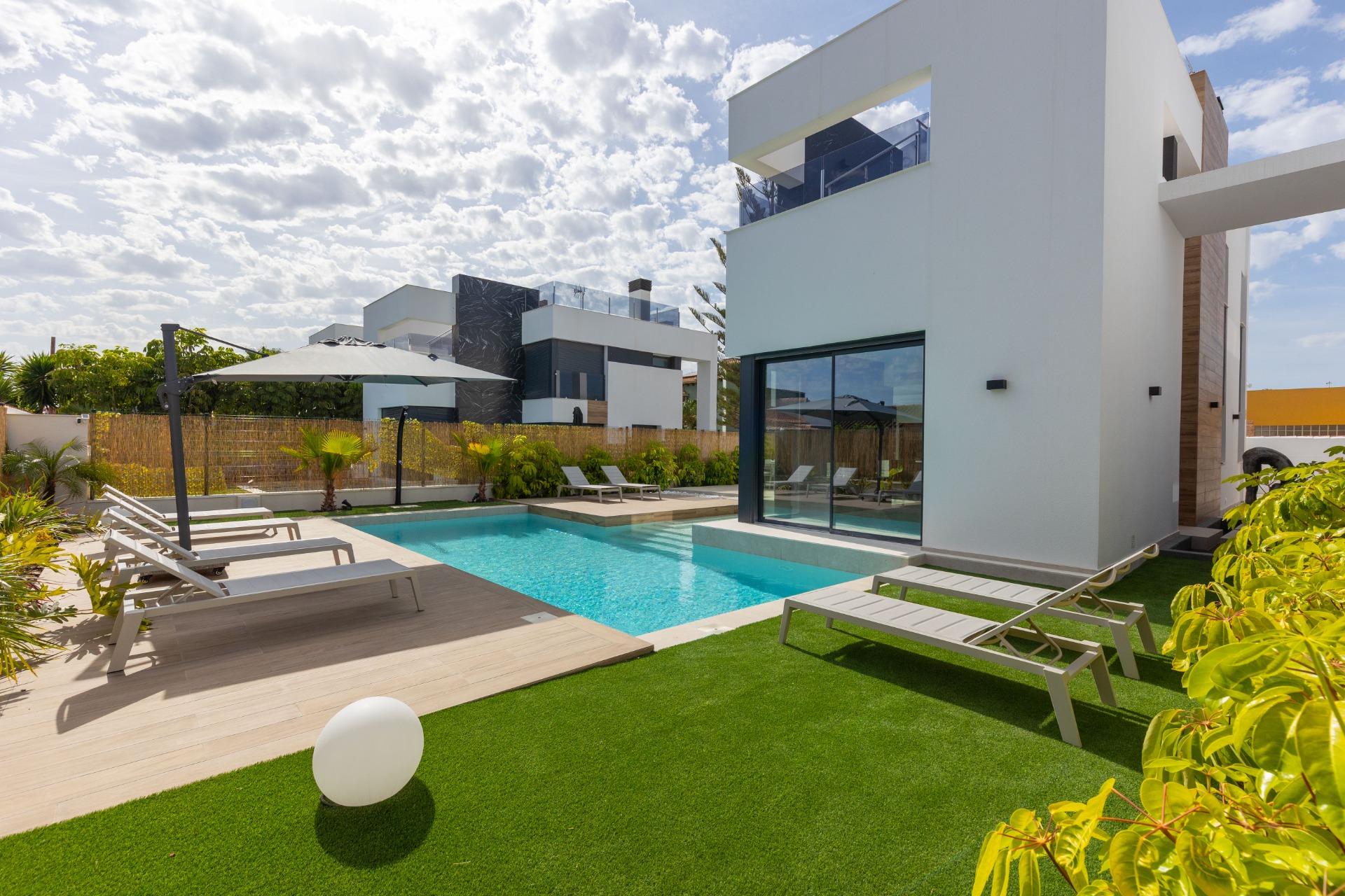 For sale - 3 Bedroom 3 Bathroom Villa in Torrevieja - Torreta Florida  - Alicante