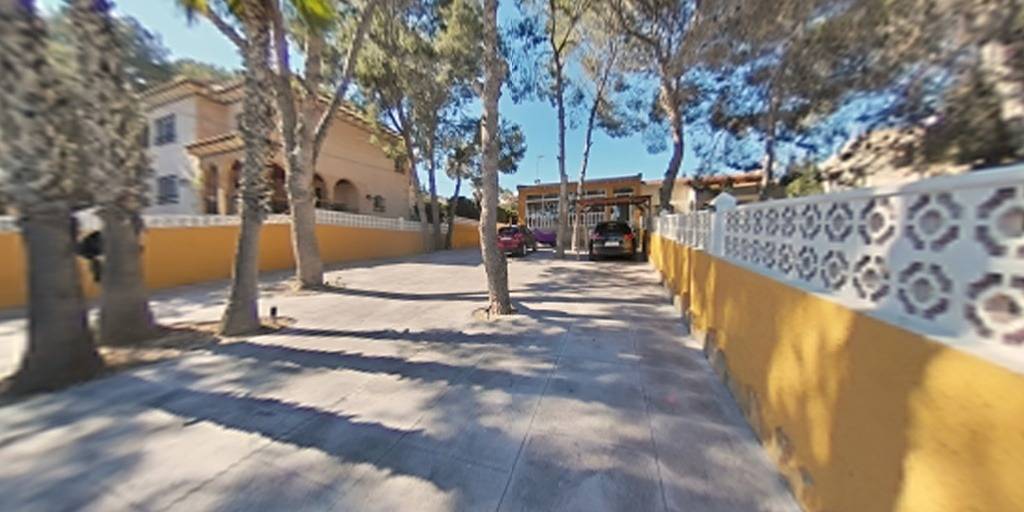 For sale - 4 Bedroom 2 Bathroom Villa in Torrevieja - Los Balcones  - Alicante