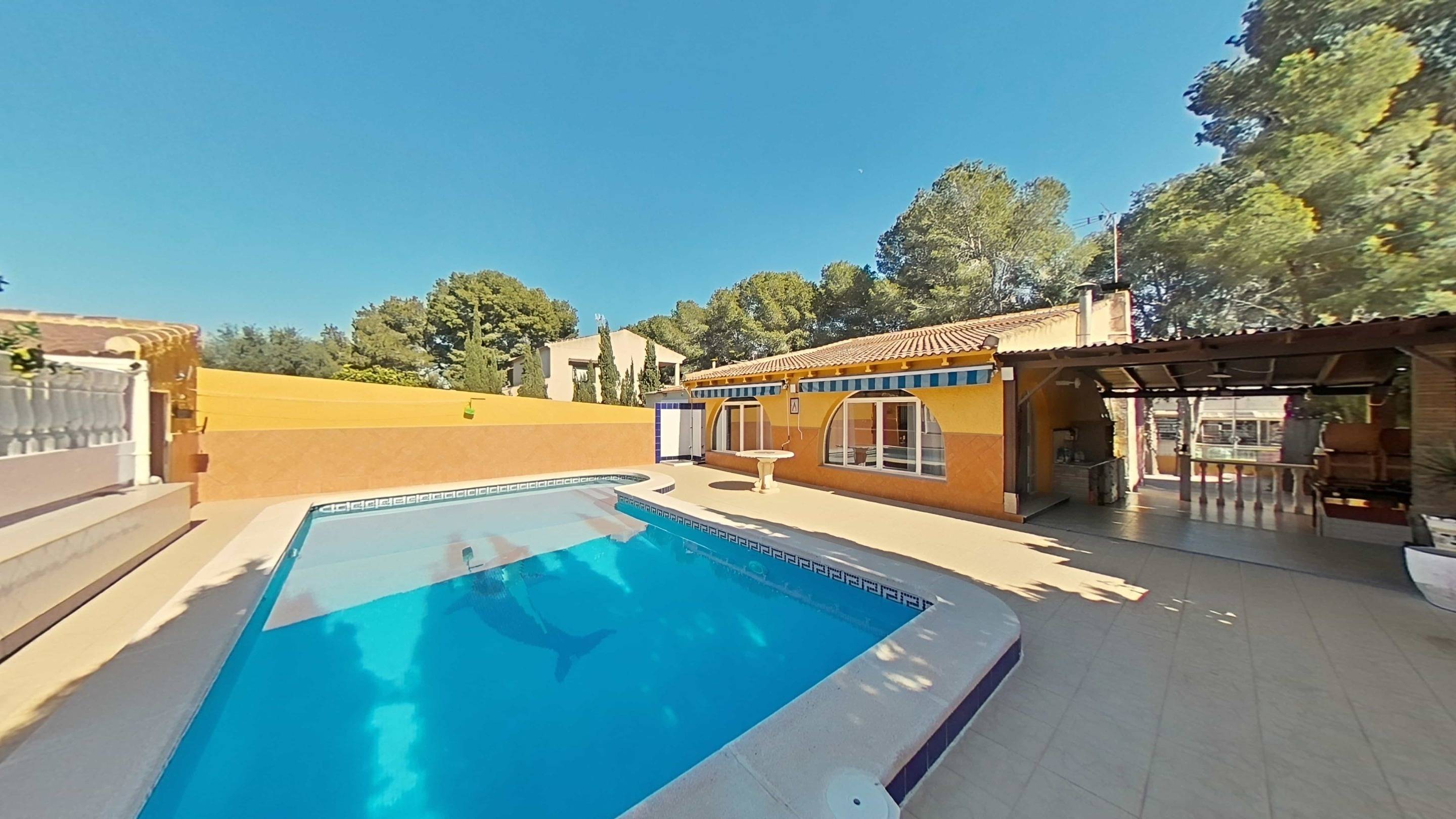 For sale - 4 Bedroom 2 Bathroom Villa in Torrevieja - Los Balcones  - Alicante