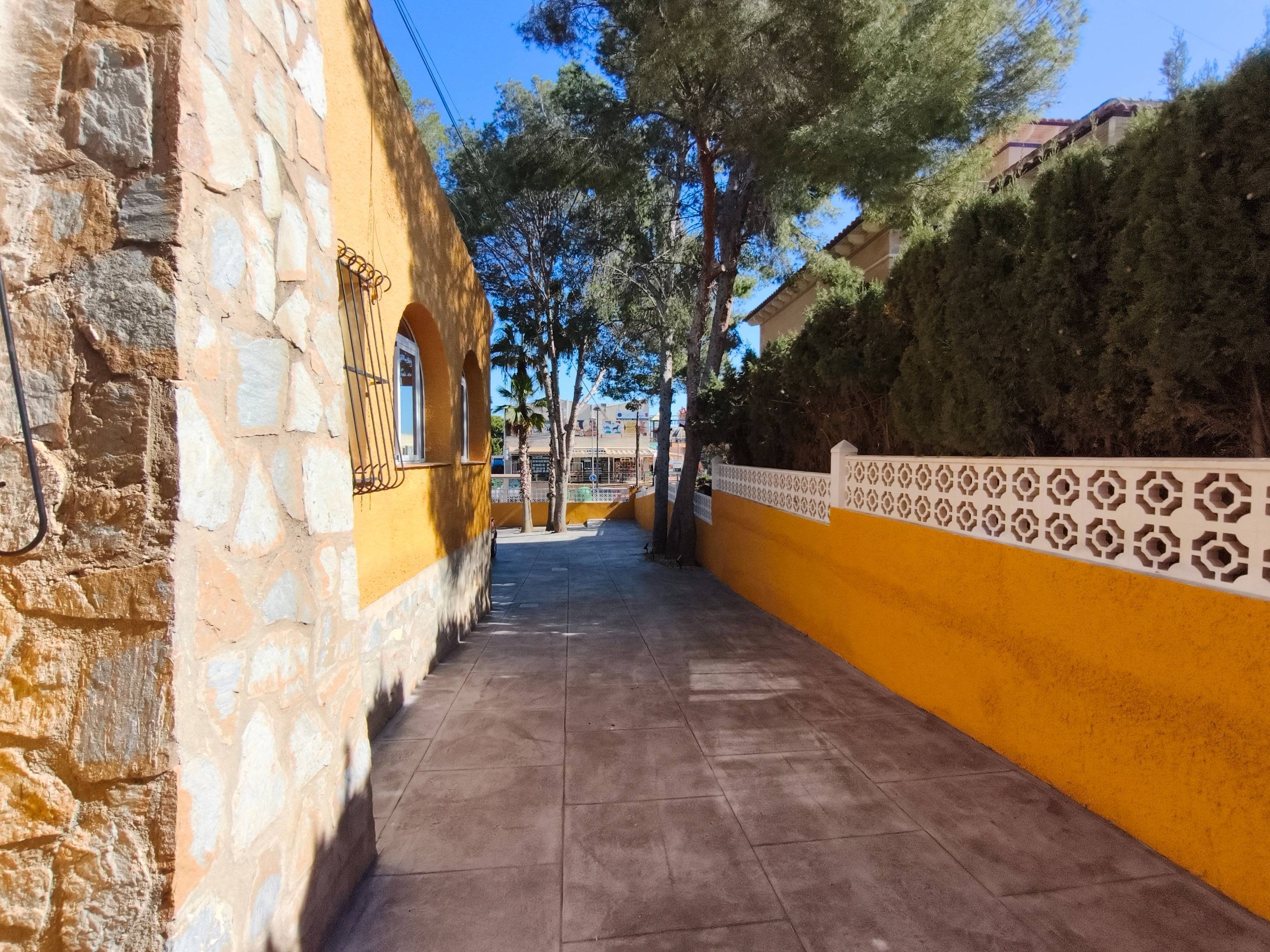 For sale - 4 Bedroom 2 Bathroom Villa in Torrevieja - Los Balcones  - Alicante