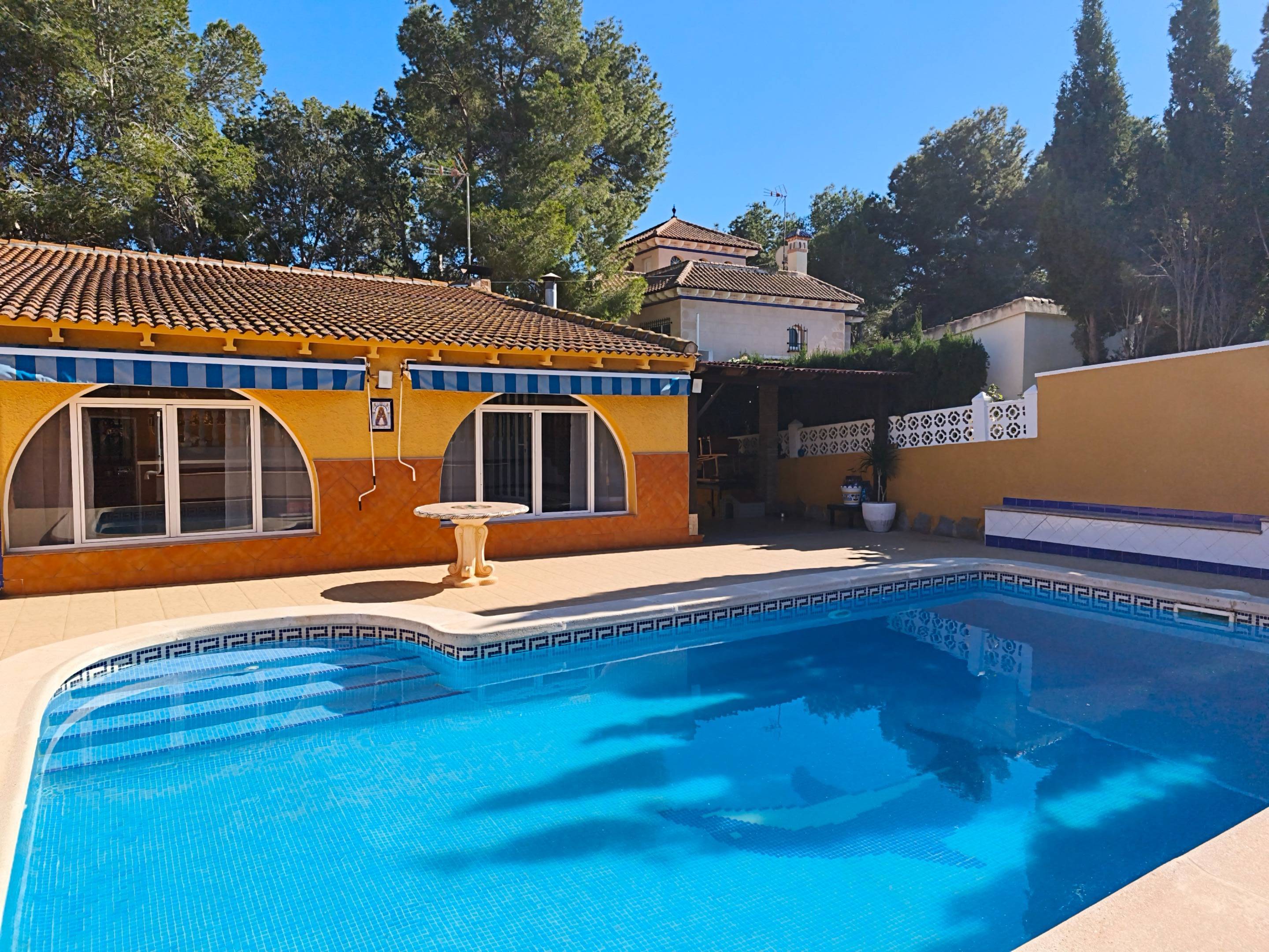 For sale - 4 Bedroom 2 Bathroom Villa in Torrevieja - Los Balcones  - Alicante