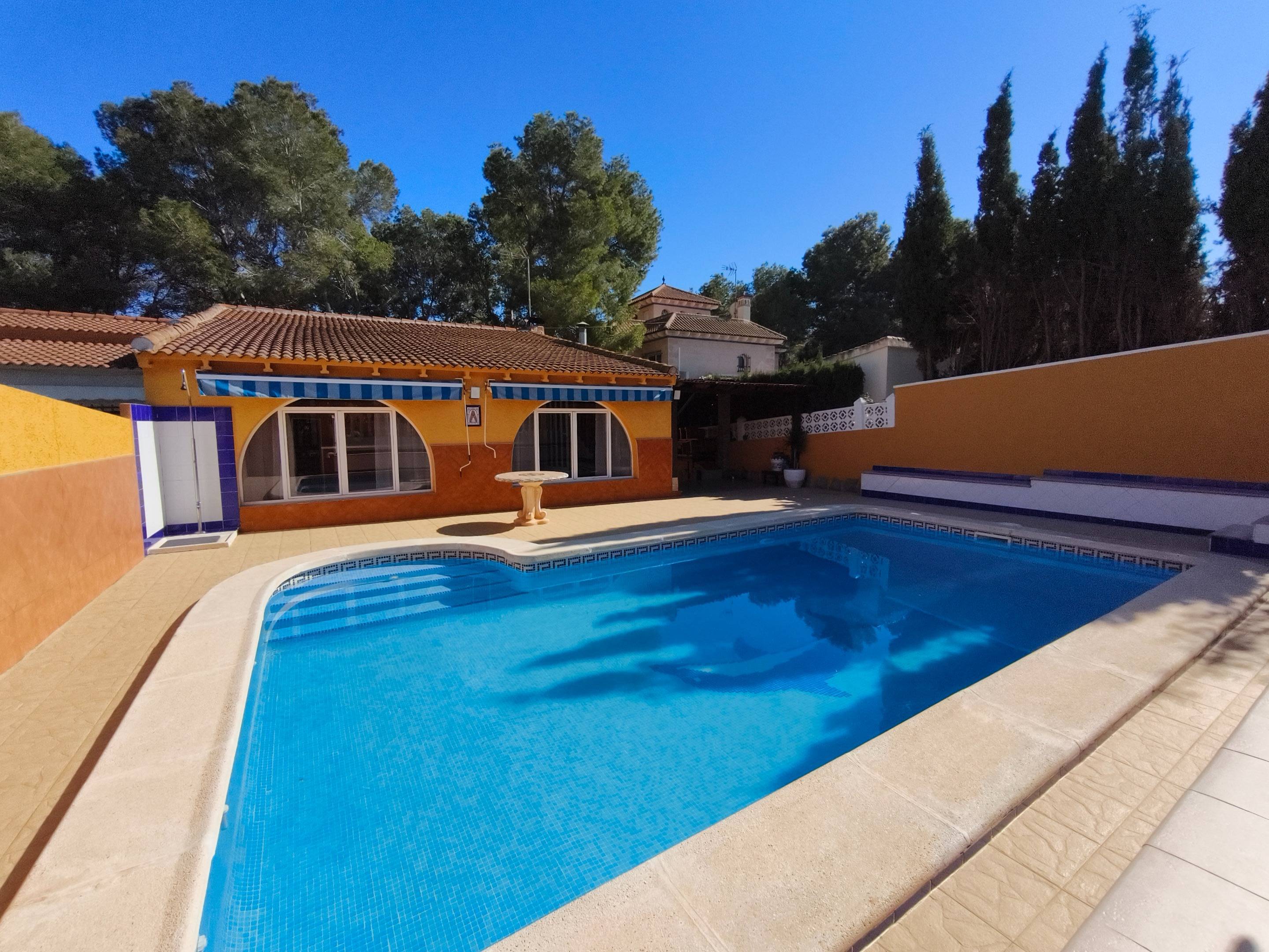 For sale - 4 Bedroom 2 Bathroom Villa in Torrevieja - Los Balcones  - Alicante