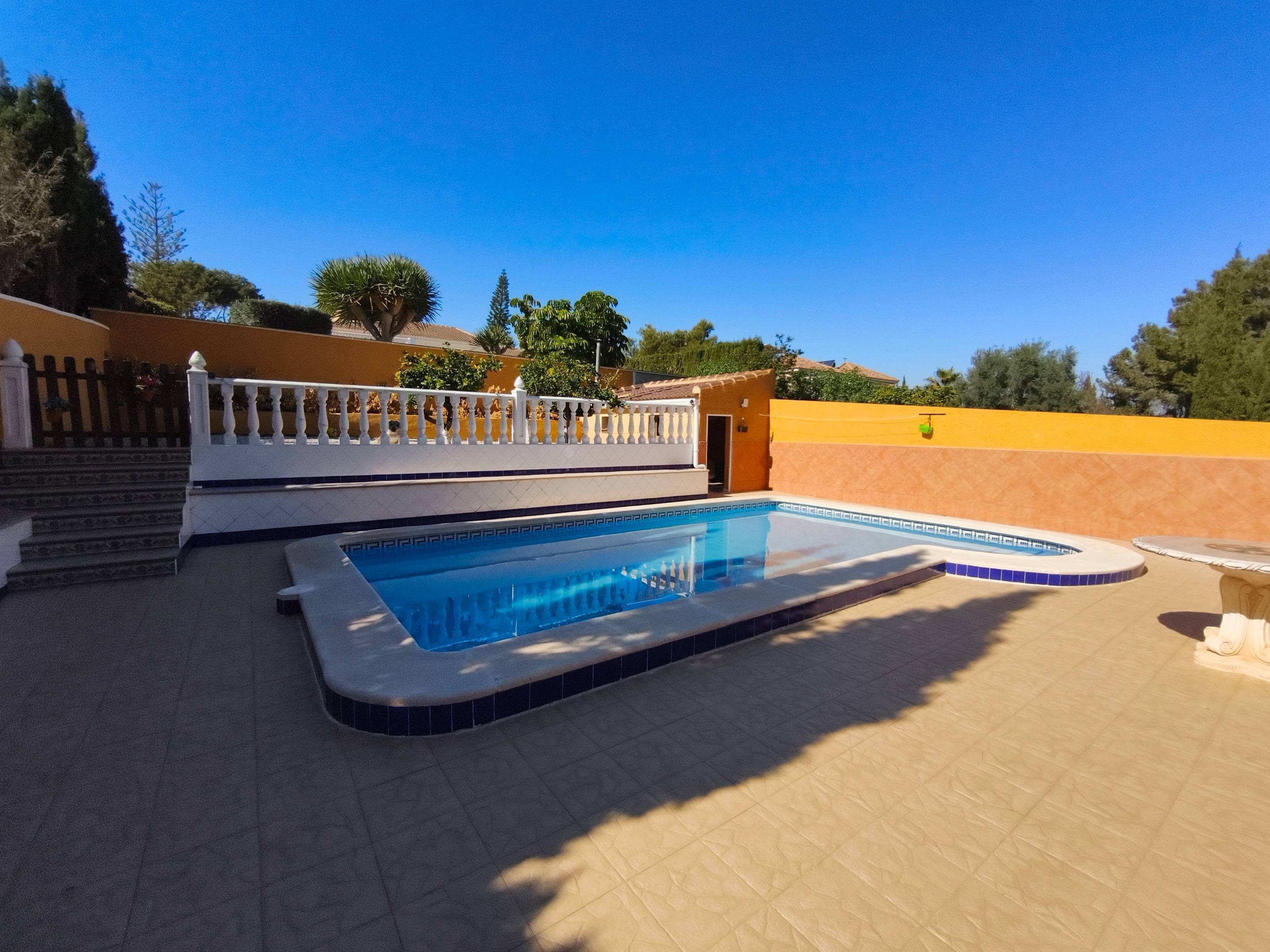 For sale - 4 Bedroom 2 Bathroom Villa in Torrevieja - Los Balcones  - Alicante