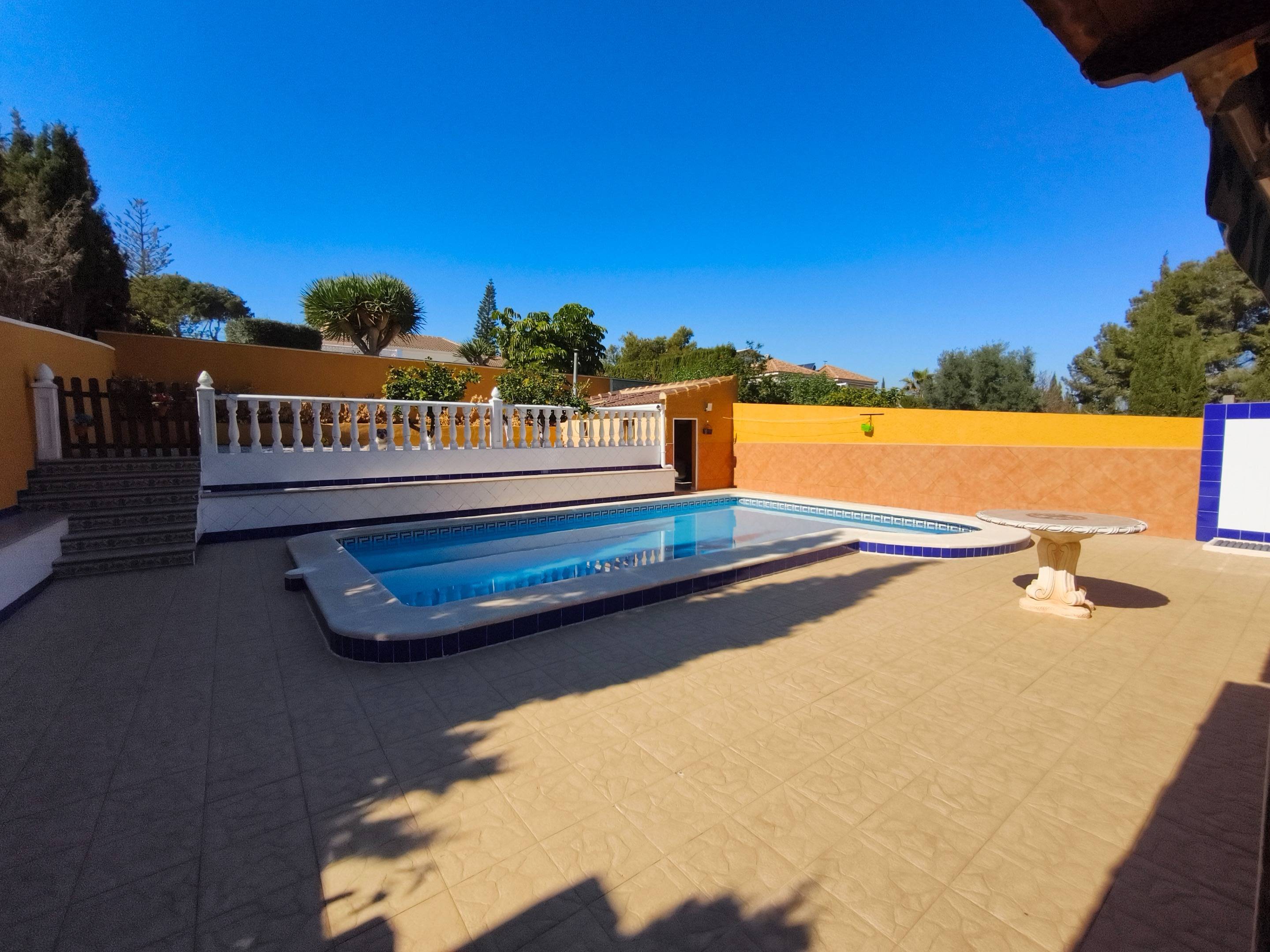 For sale - 4 Bedroom 2 Bathroom Villa in Torrevieja - Los Balcones  - Alicante