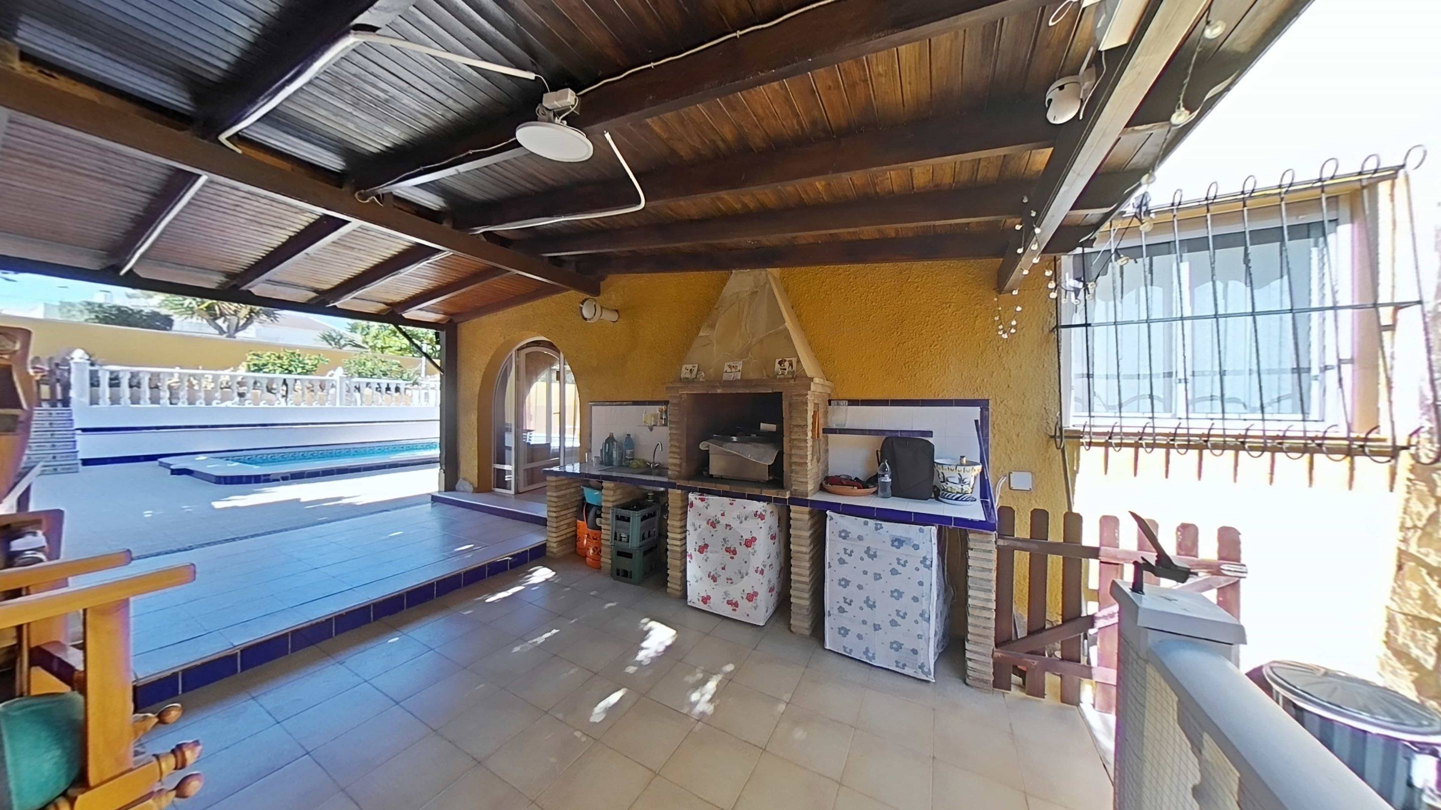 For sale - 4 Bedroom 2 Bathroom Villa in Torrevieja - Los Balcones  - Alicante