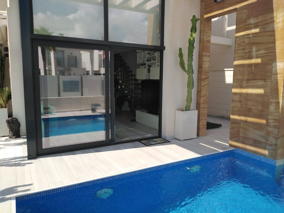 For sale - 3 Bedroom 3 Bathroom Villa in Orihuela Costa - Costa Blanca  - Alicante