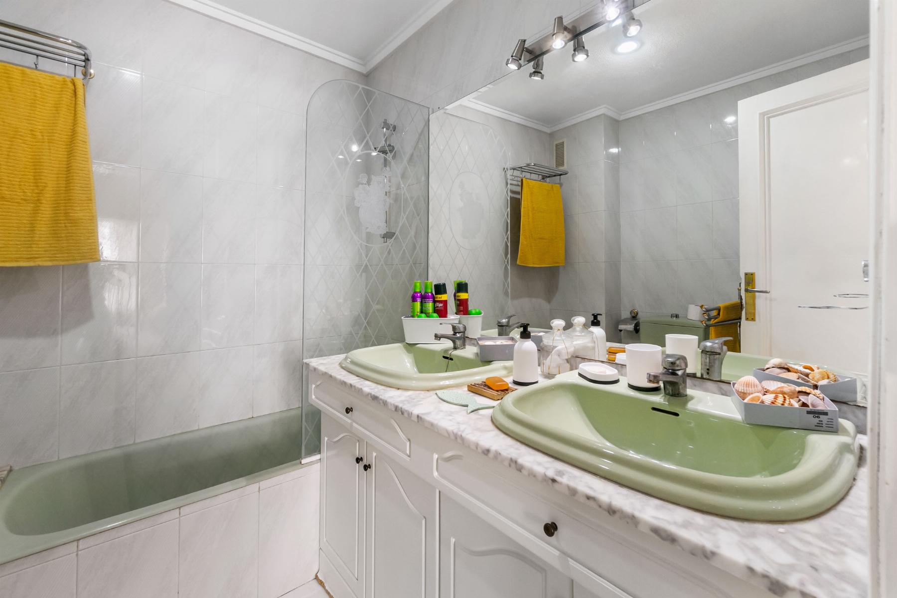 For sale - 4 Bedroom 2 Bathroom Apartment in Torrevieja - Costa Blanca  - Alicante