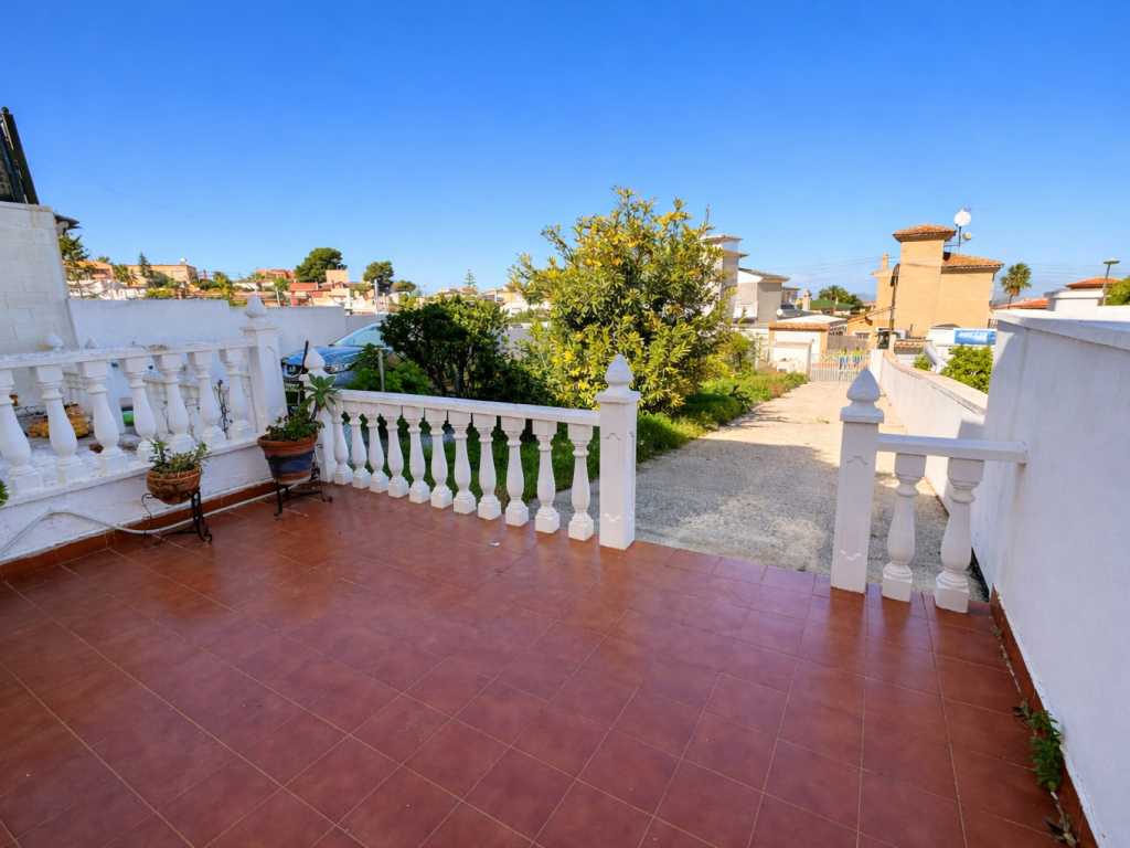 3 Bedroom 2 Bathroom Town House in Torrevieja