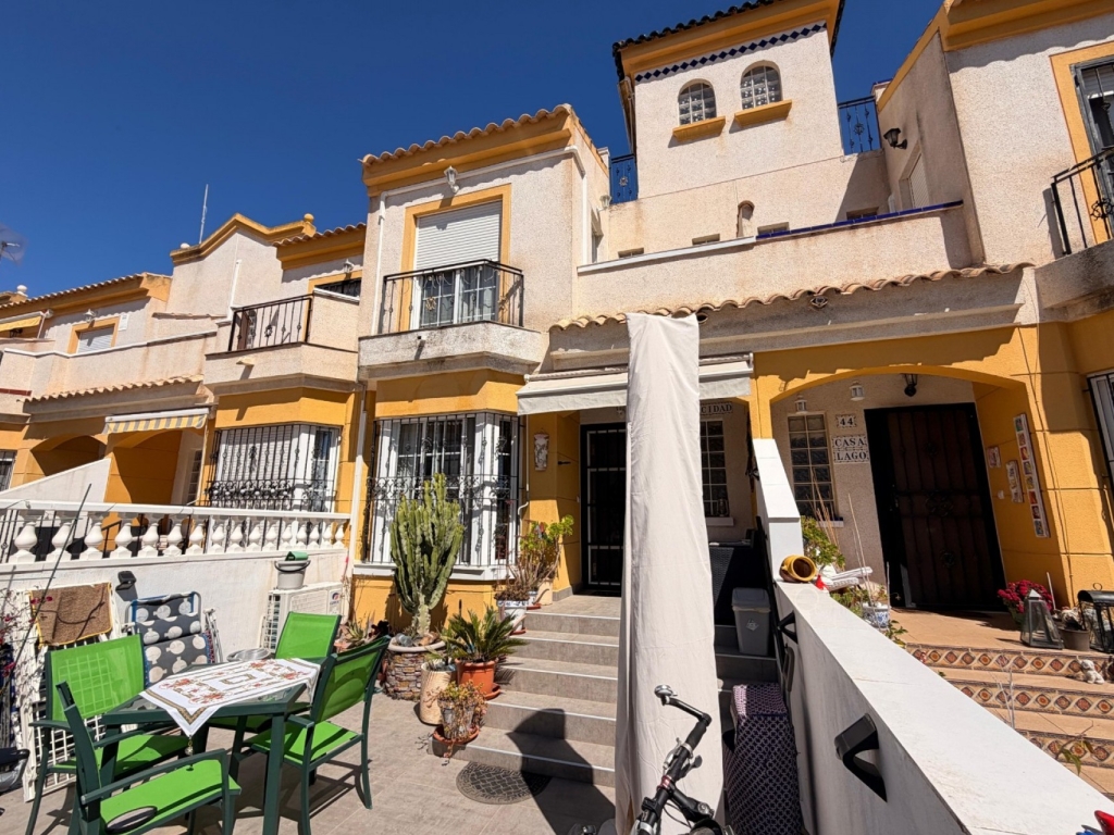 3 Bedroom 2 Bathroom Townhouse in El Raso