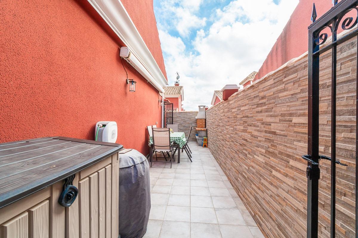 For sale - 3 Bedroom 2 Bathroom Villa in Villamartin - Villamartin  - Alicante