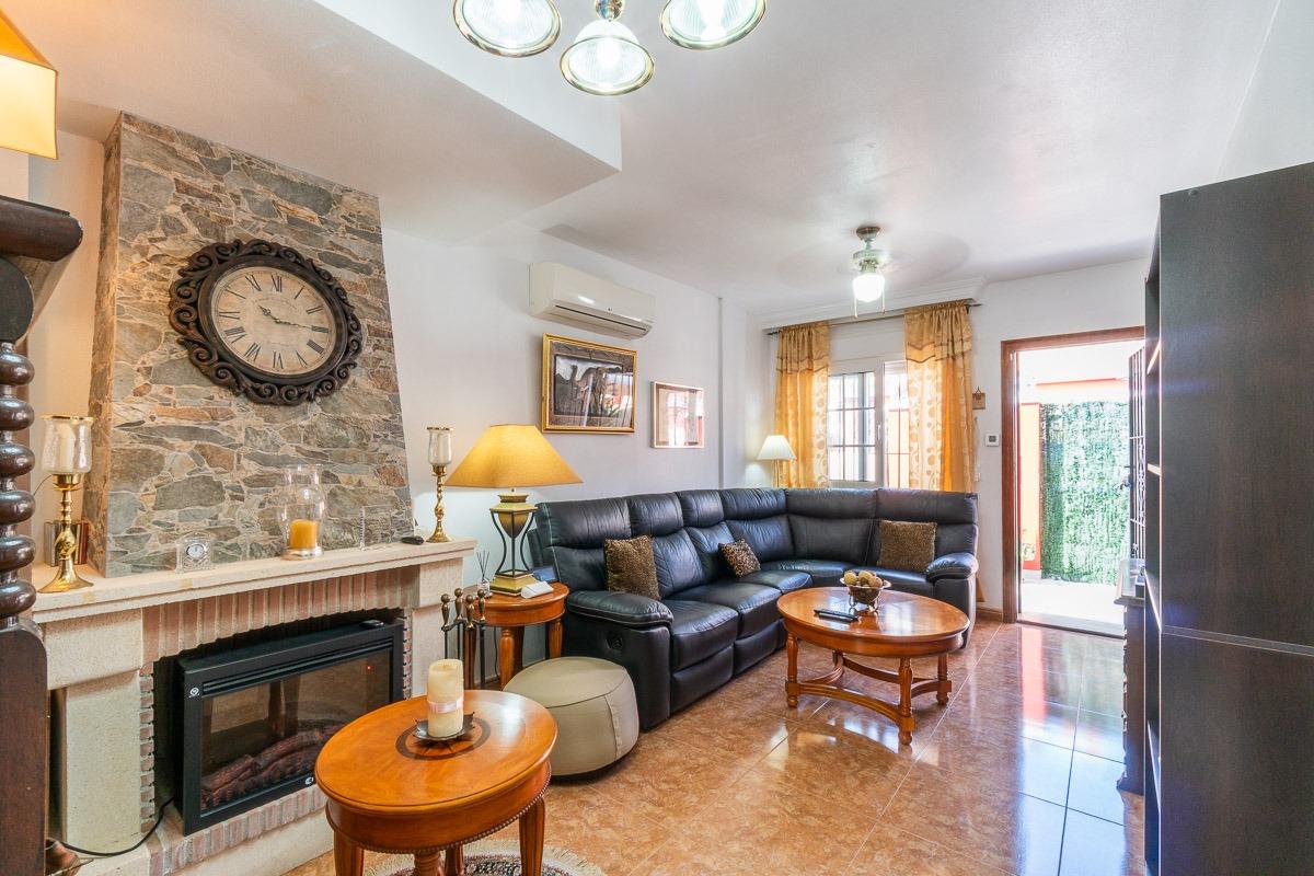 For sale - 3 Bedroom 2 Bathroom Villa in Villamartin - Villamartin  - Alicante