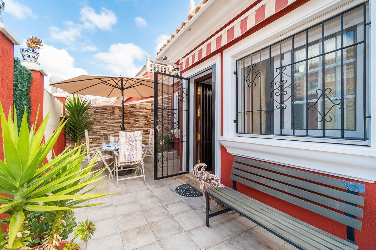 For sale - 3 Bedroom 2 Bathroom Villa in Villamartin - Villamartin  - Alicante