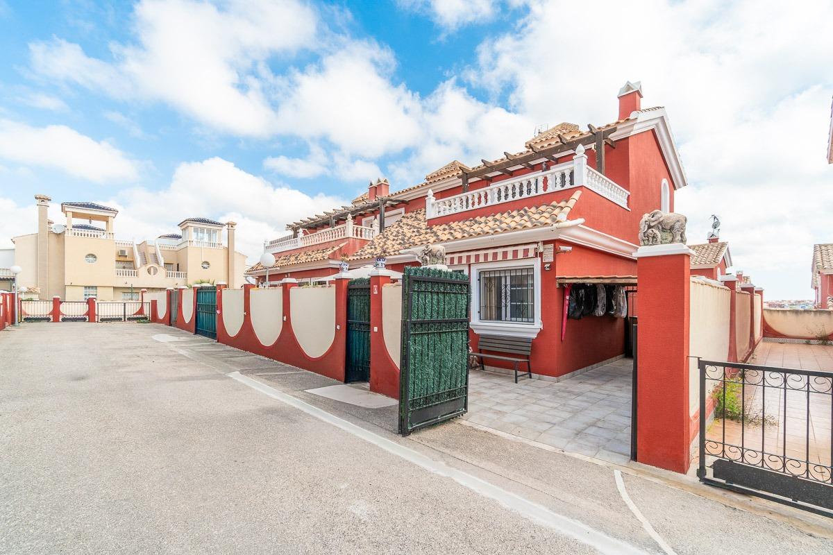 For sale - 3 Bedroom 2 Bathroom Villa in Villamartin - Villamartin  - Alicante