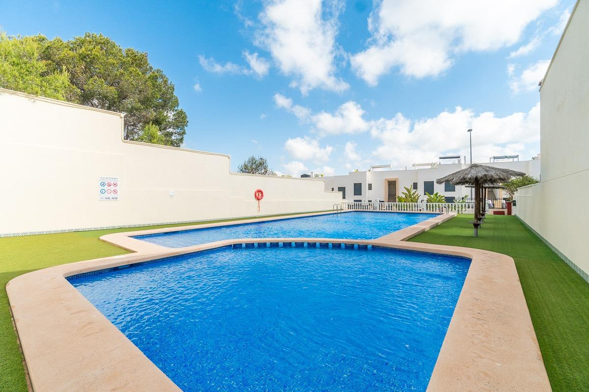 For sale - 3 Bedroom 2 Bathroom Villa in Villamartin - Villamartin  - Alicante