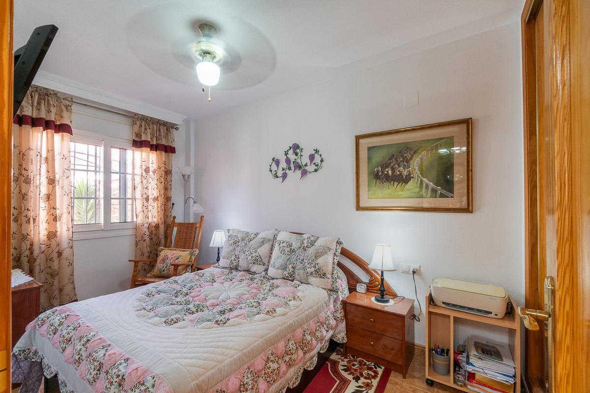 For sale - 3 Bedroom 2 Bathroom Villa in Villamartin - Villamartin  - Alicante