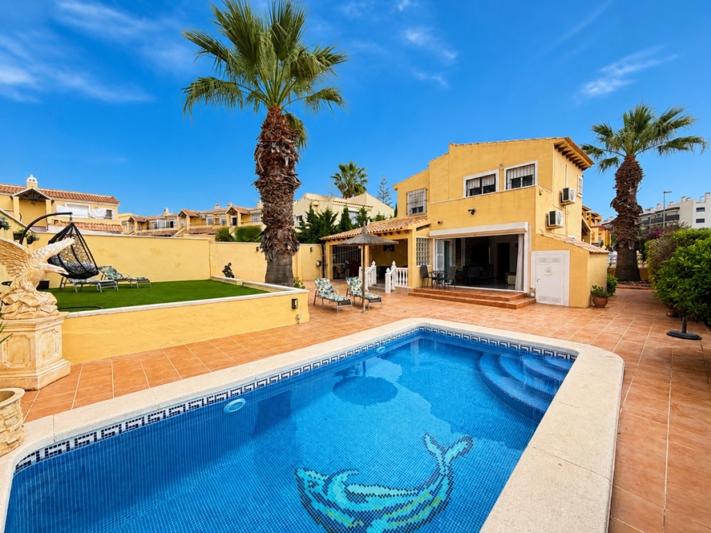 4 Bedroom 3 Bathroom Villa in Villamartin