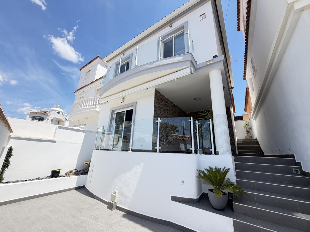For sale - 3 Bedroom 2 Bathroom Villa in Villamartin - , Villamartin, Alicante, Spain - Alicante