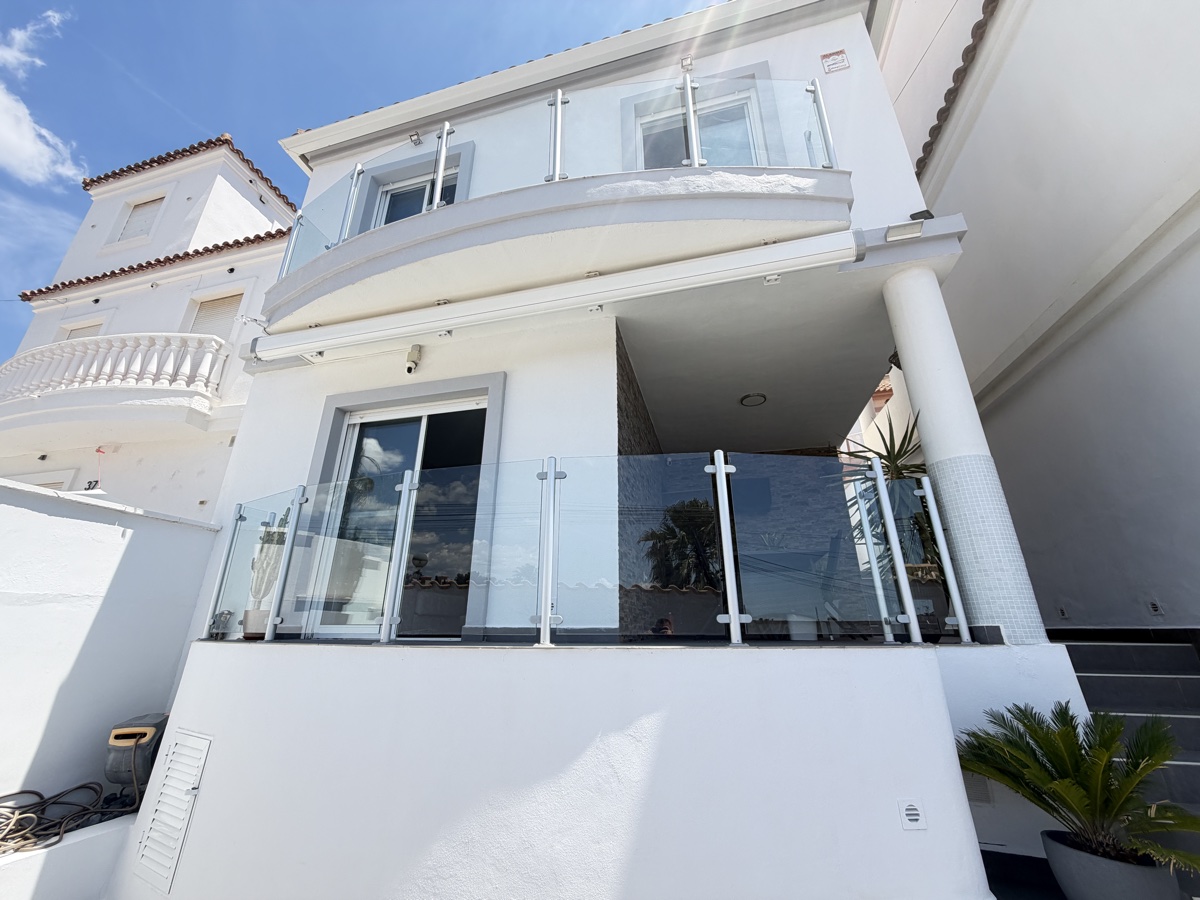 For sale - 3 Bedroom 2 Bathroom Villa in Villamartin - , Villamartin, Alicante, Spain - Alicante