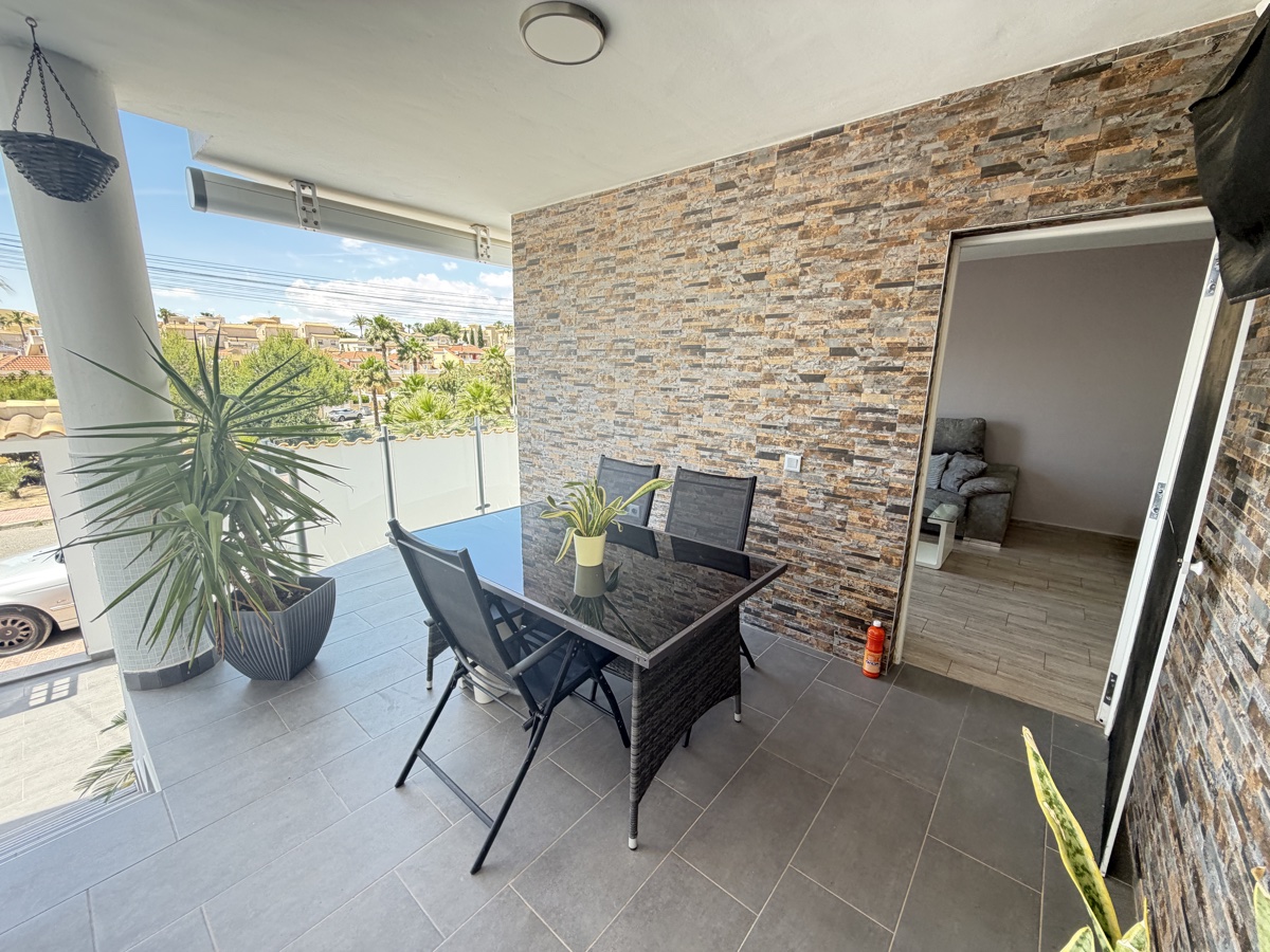 For sale - 3 Bedroom 2 Bathroom Villa in Villamartin - , Villamartin, Alicante, Spain - Alicante