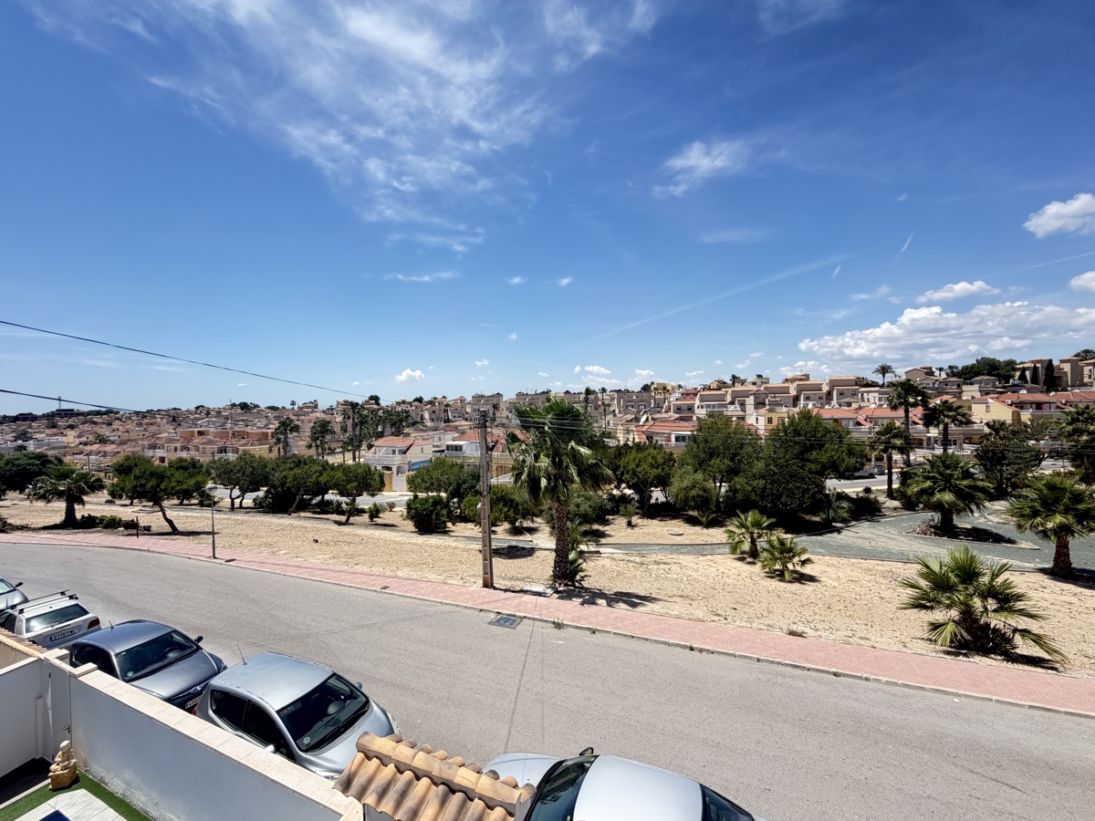 For sale - 3 Bedroom 2 Bathroom Villa in Villamartin - , Villamartin, Alicante, Spain - Alicante