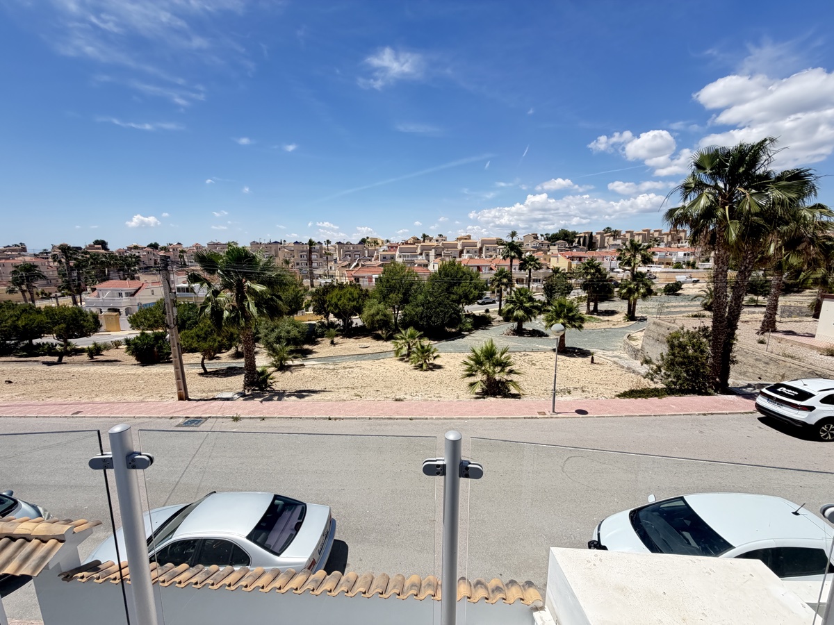 For sale - 3 Bedroom 2 Bathroom Villa in Villamartin - , Villamartin, Alicante, Spain - Alicante