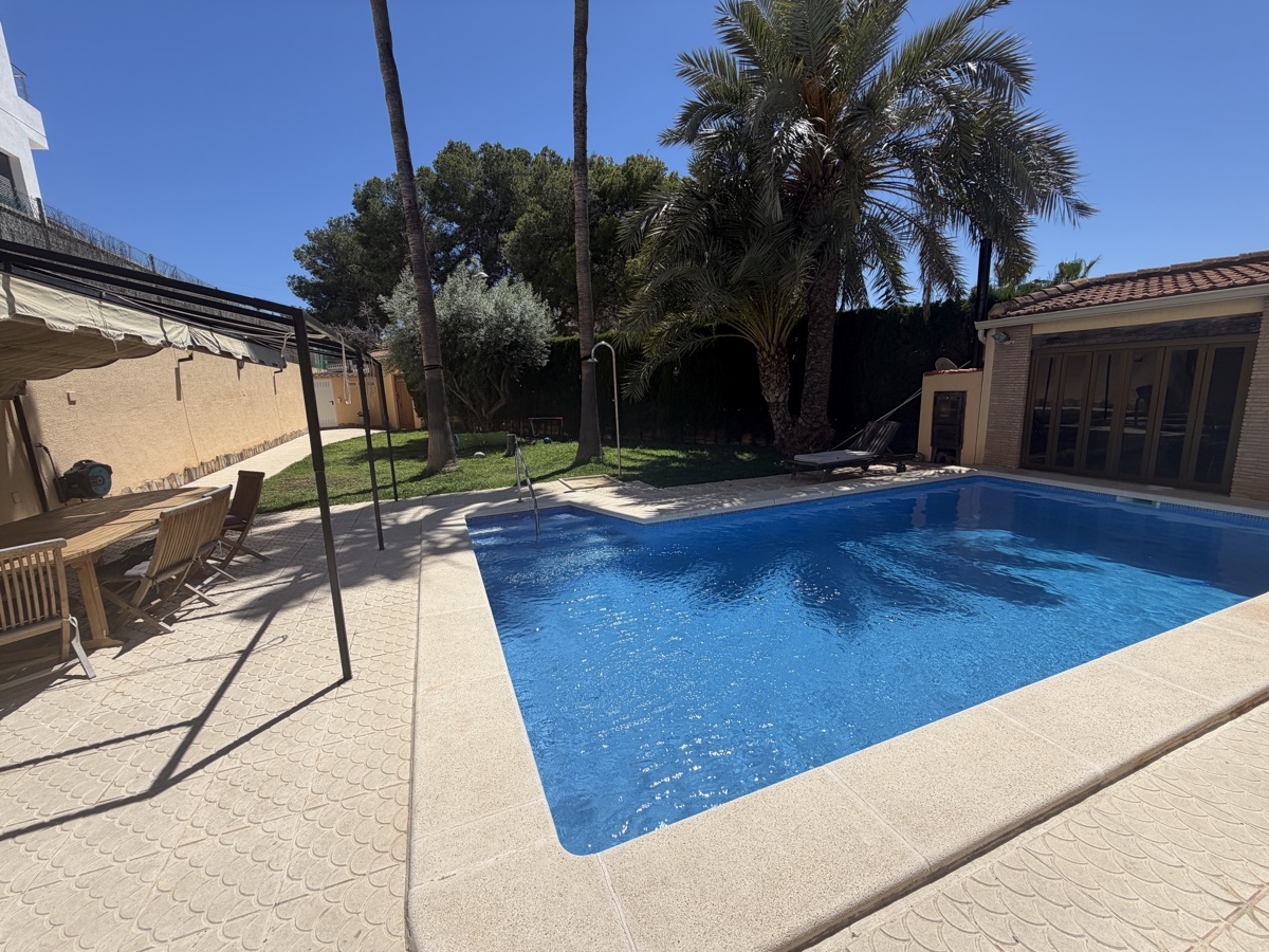 For sale - 4 Bedroom 3 Bathroom Villa in Los Balcones - , Los Balcones, Alicante, Spain - Alicante