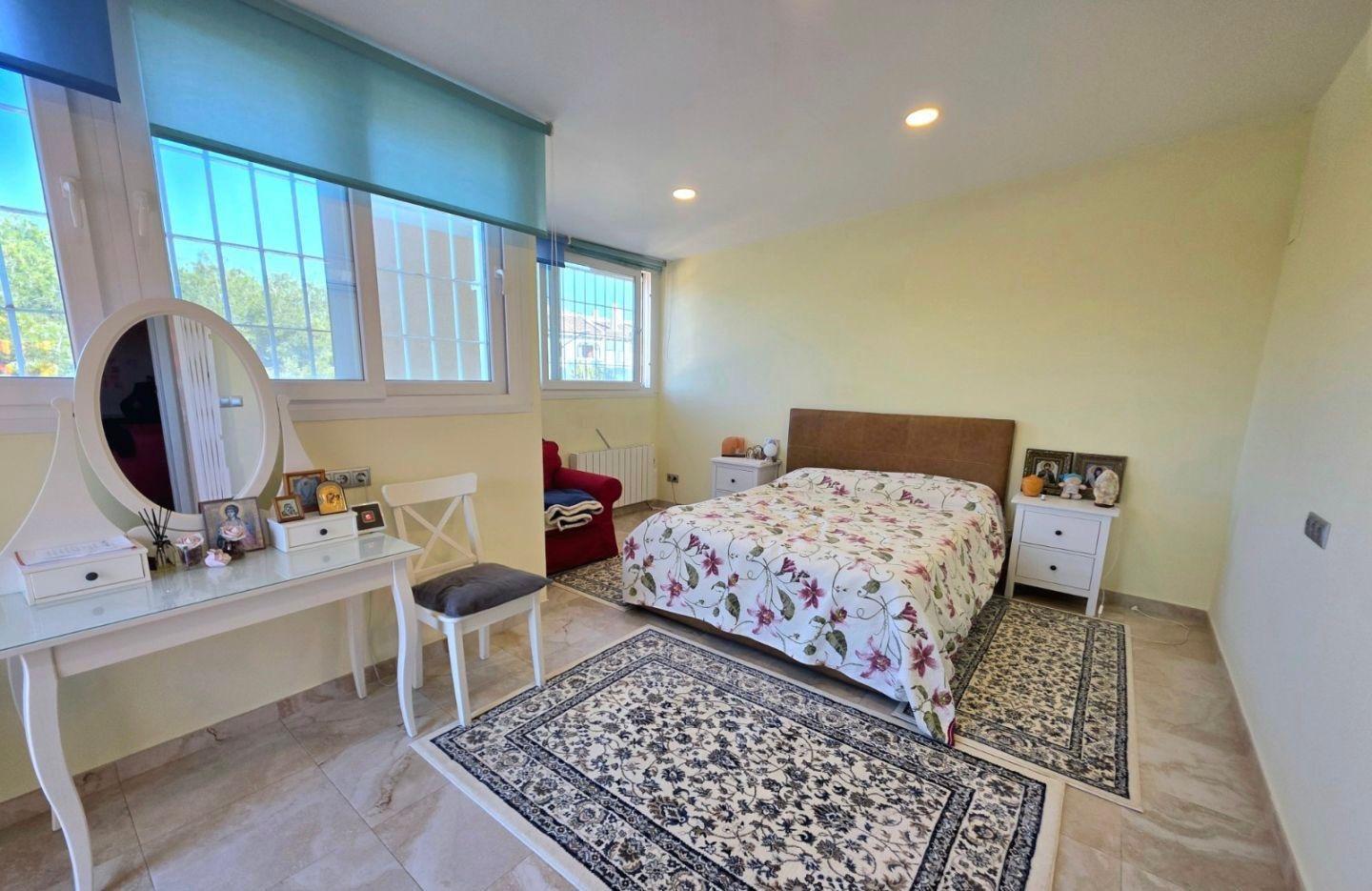 For sale - 5 Bedroom 3 Bathroom Villa in Dehesa de campoamor - Campoamor  - Alicante