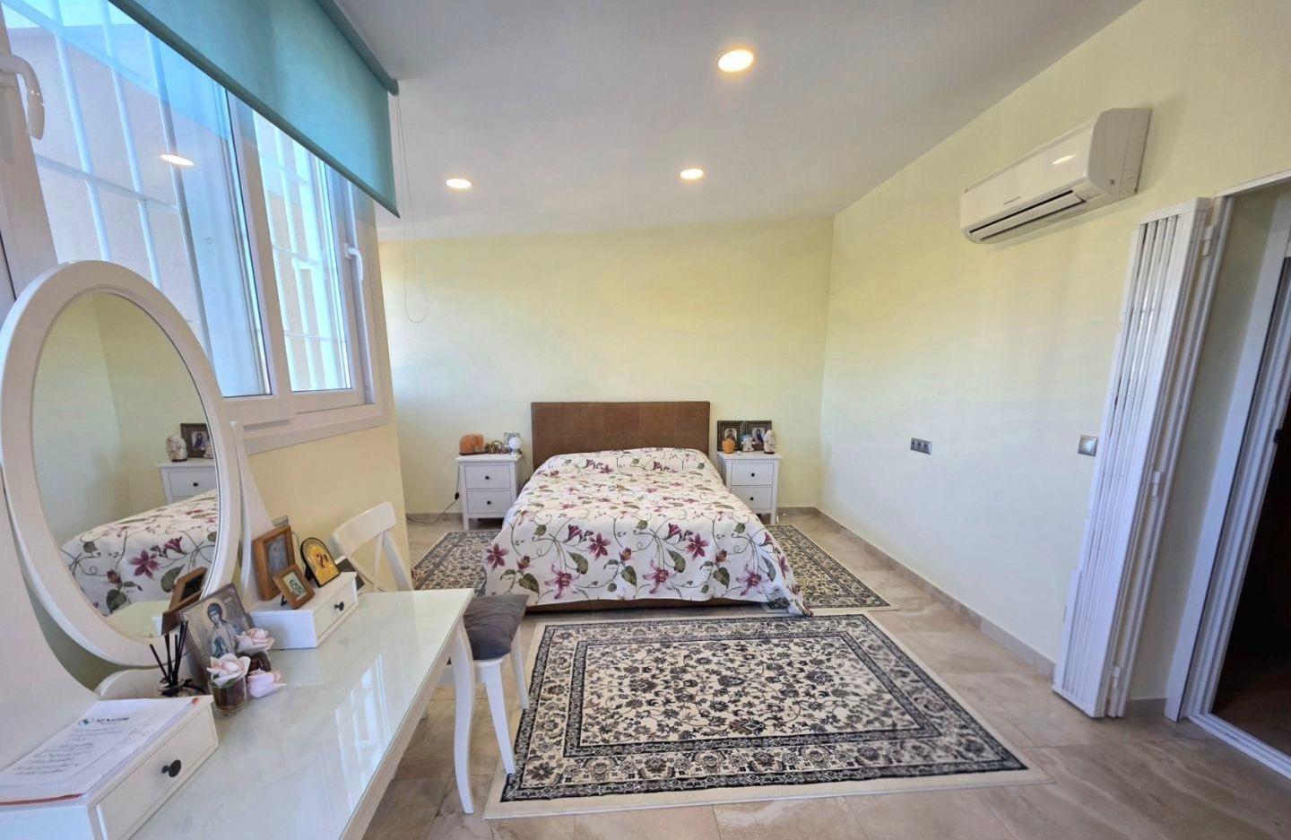 For sale - 5 Bedroom 3 Bathroom Villa in Dehesa de campoamor - Campoamor  - Alicante