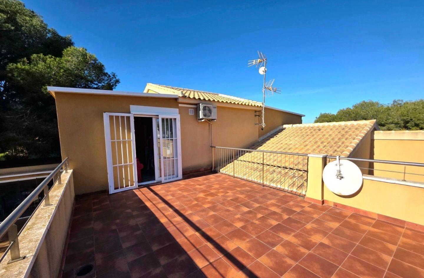 For sale - 5 Bedroom 3 Bathroom Villa in Dehesa de campoamor - Campoamor  - Alicante