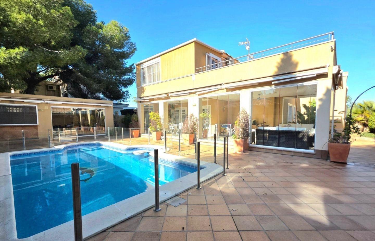 For sale - 5 Bedroom 3 Bathroom Villa in Dehesa de campoamor - Campoamor  - Alicante