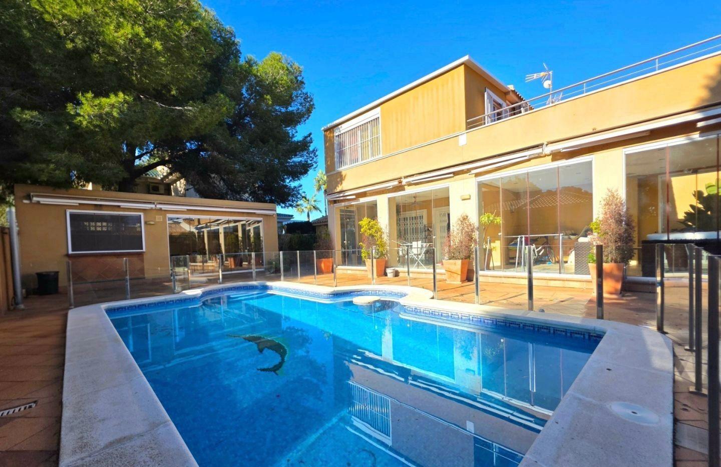 For sale - 5 Bedroom 3 Bathroom Villa in Dehesa de campoamor - Campoamor  - Alicante