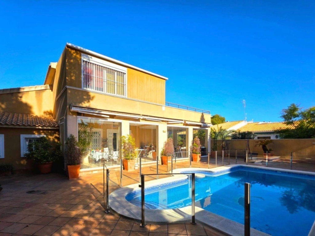 5 Bedroom 3 Bathroom Villa in Dehesa de campoamor