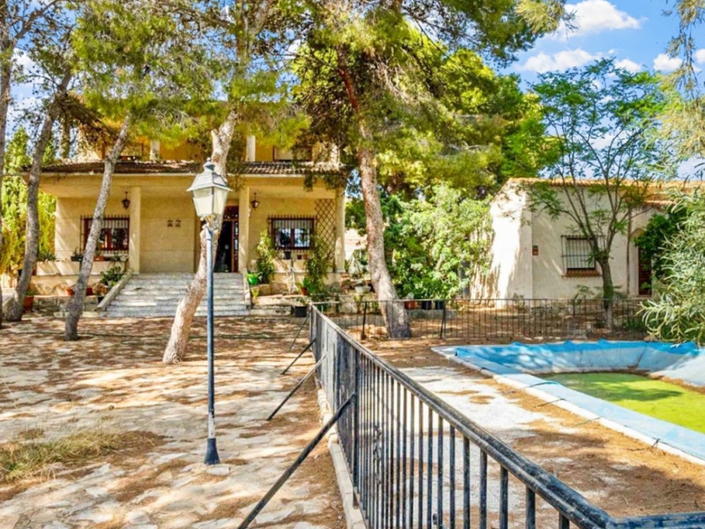 8 Bedroom 4 Bathroom Detached Villa in Torrevieja