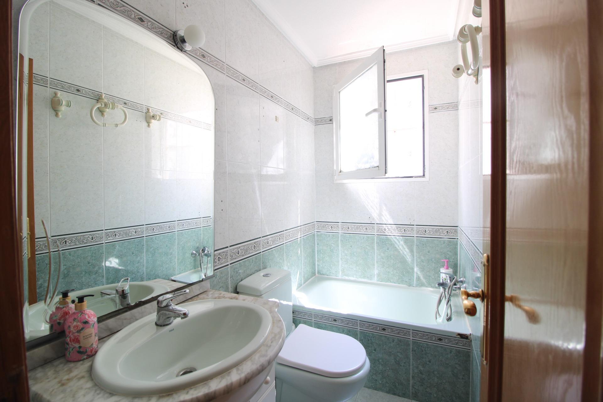 For sale - 3 Bedroom 2 Bathroom Apartment in Torrevieja - Torrevieja  - Alicante