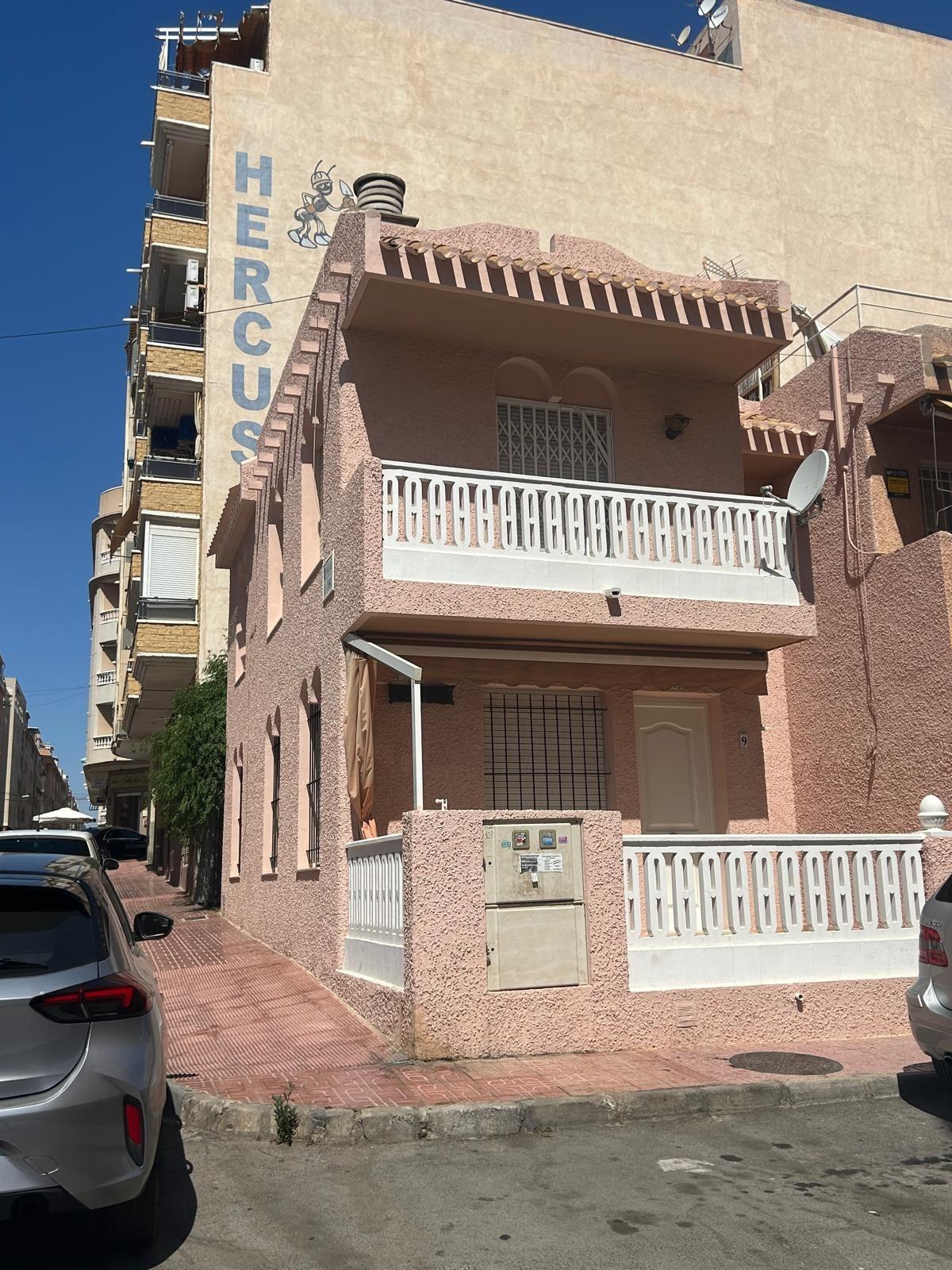 For sale - 3 Bedroom 2 Bathroom Town House in Torrevieja - Centro  - Alicante