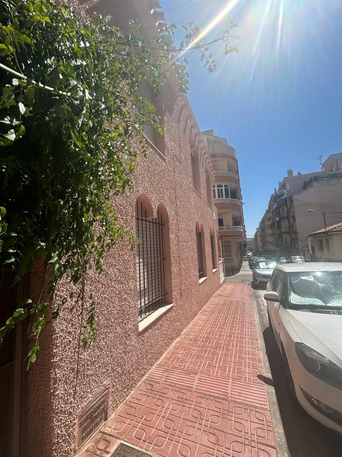 For sale - 3 Bedroom 2 Bathroom Town House in Torrevieja - Centro  - Alicante