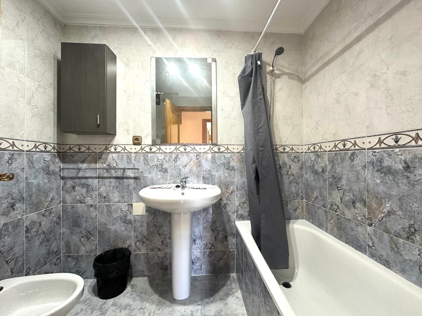 For sale - 4 Bedroom 2 Bathroom Apartment in Torrevieja - Torrevieja  - Alicante