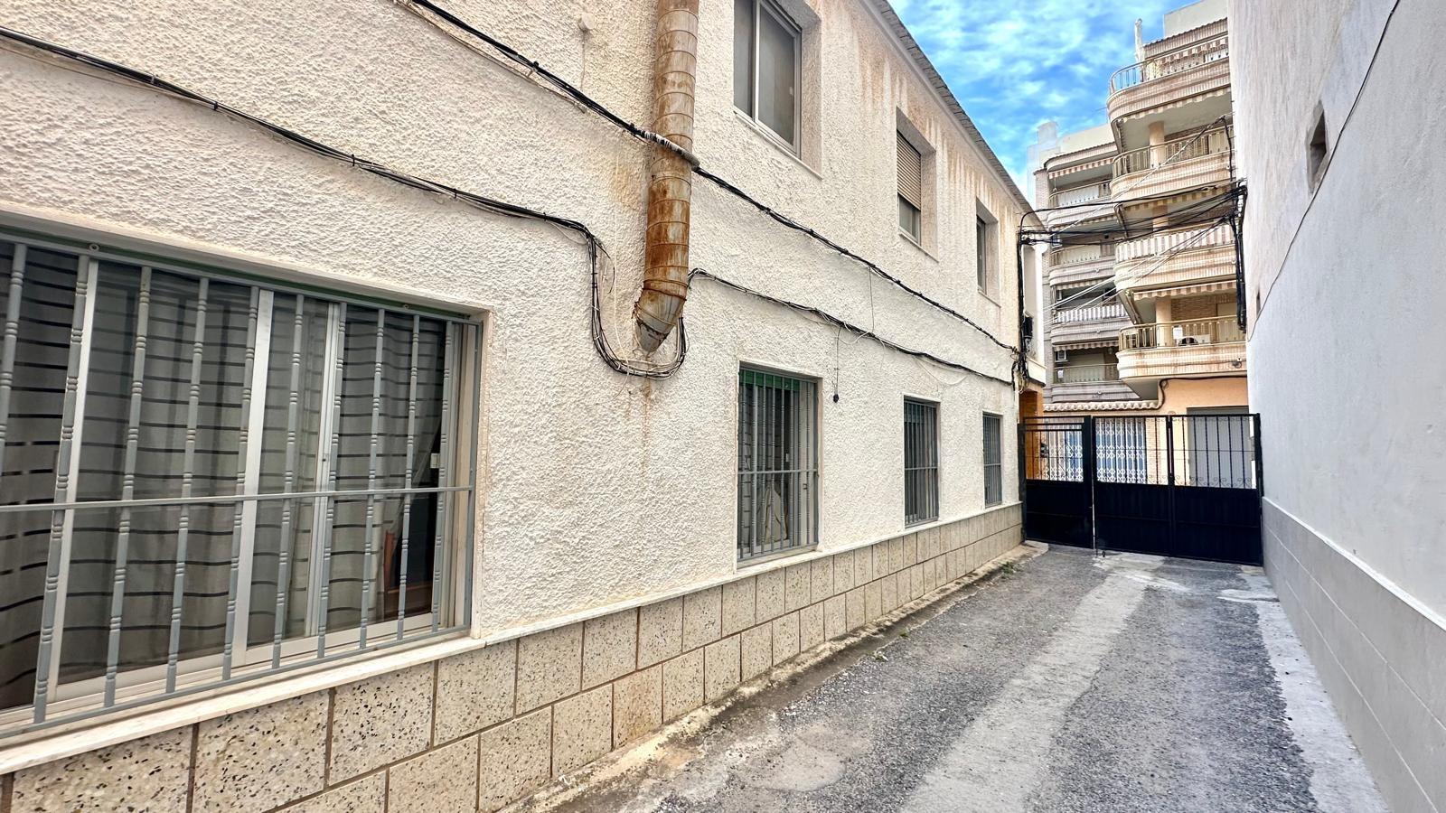 For sale - 4 Bedroom 2 Bathroom Town House in Torrevieja - Playa Del Cura  - Alicante