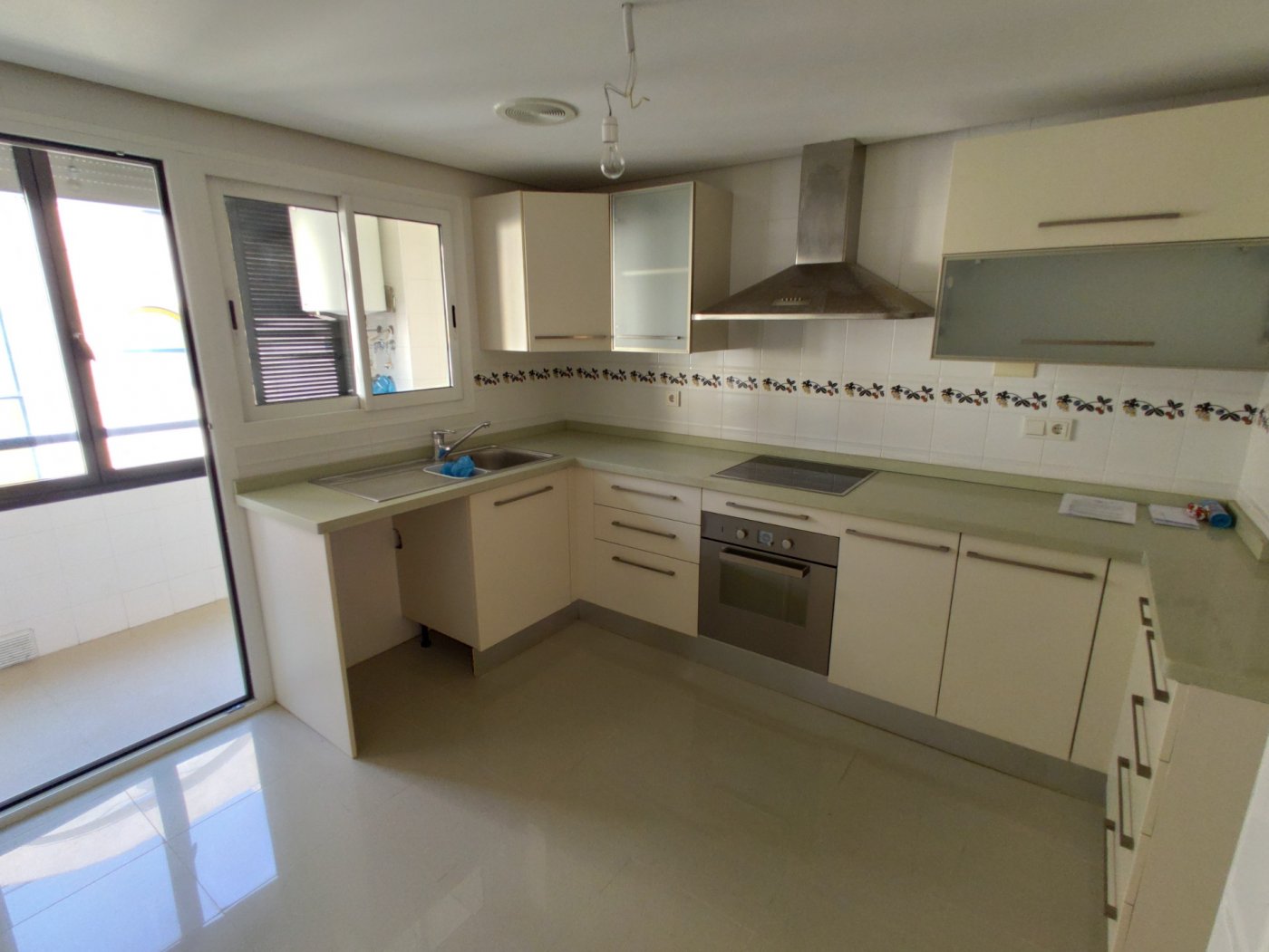 For sale - 3 Bedroom 2 Bathroom Apartment in Torrevieja - Puerto  - Alicante