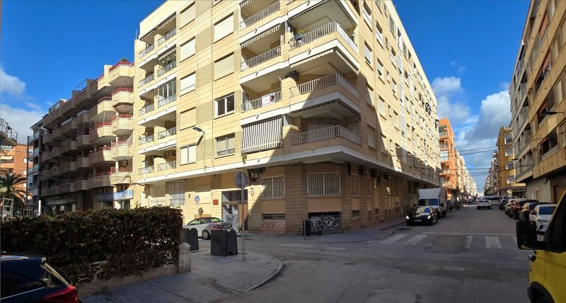 For sale - 2 Bedroom 1 Bathroom Apartment in Torrevieja - Centro  - Alicante
