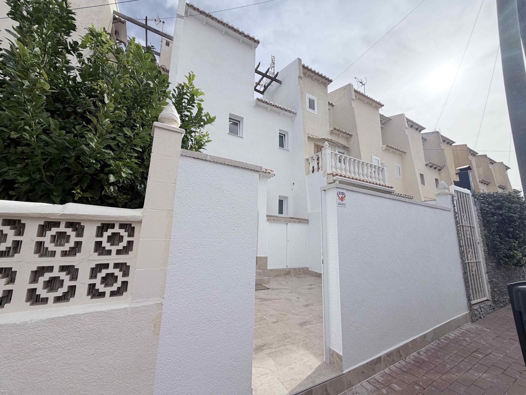 For sale - 3 Bedroom 2 Bathroom Town House in Torrevieja - Costa Blanca  - Alicante