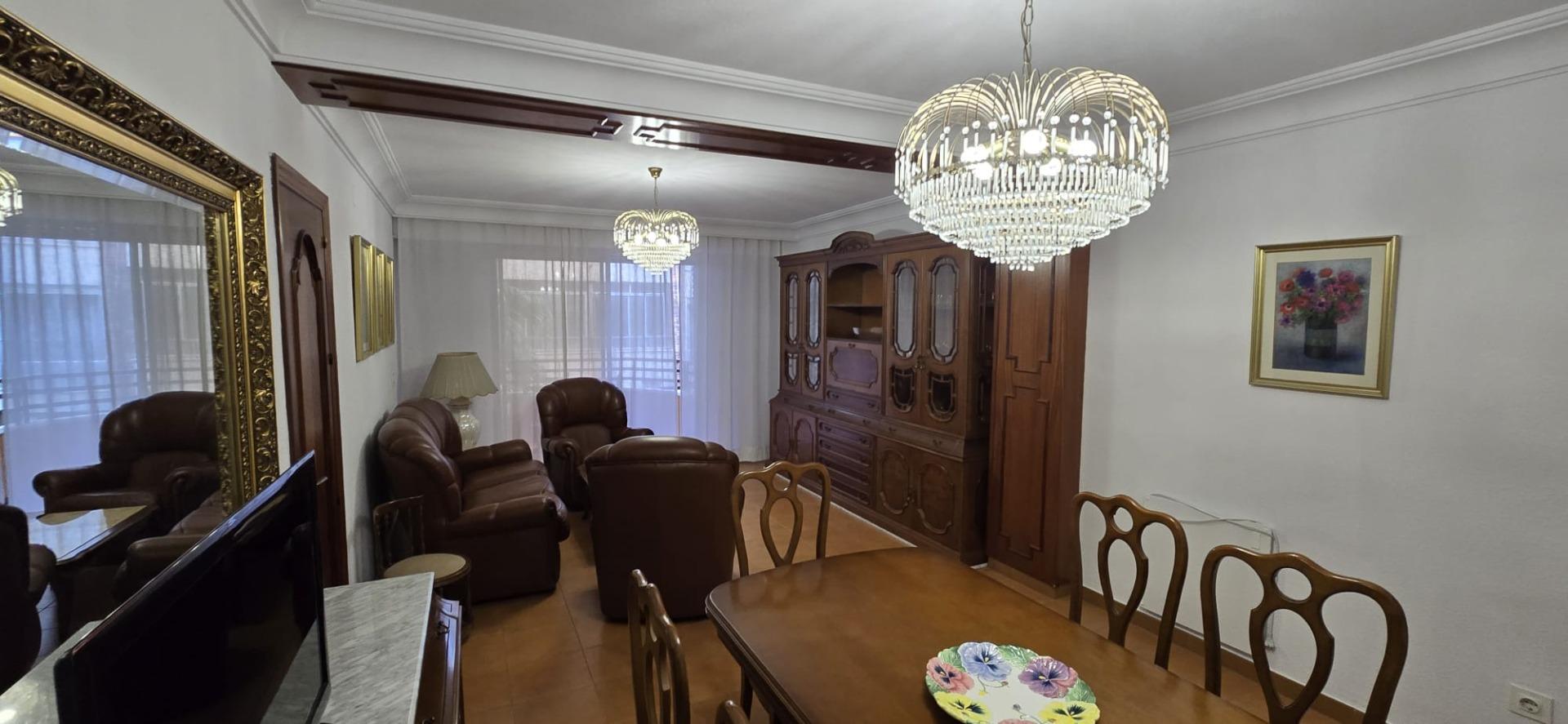 For sale - 4 Bedroom 2 Bathroom Apartment in Torrevieja - Centro  - Alicante