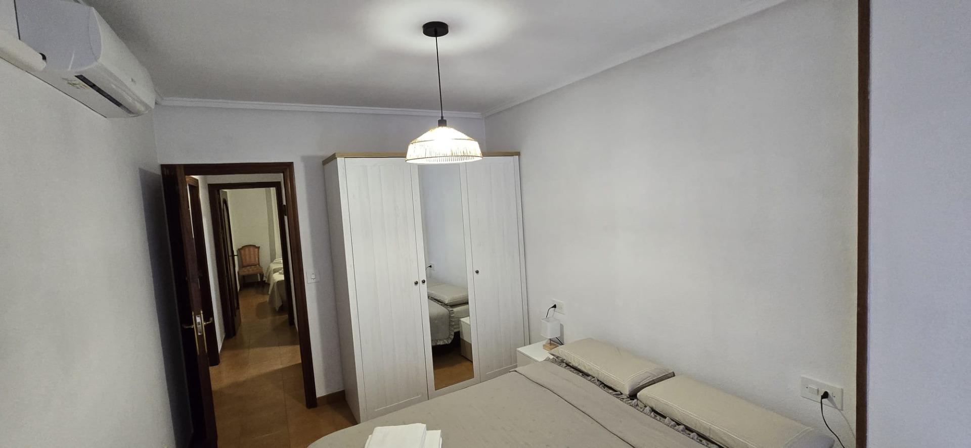 For sale - 4 Bedroom 2 Bathroom Apartment in Torrevieja - Centro  - Alicante