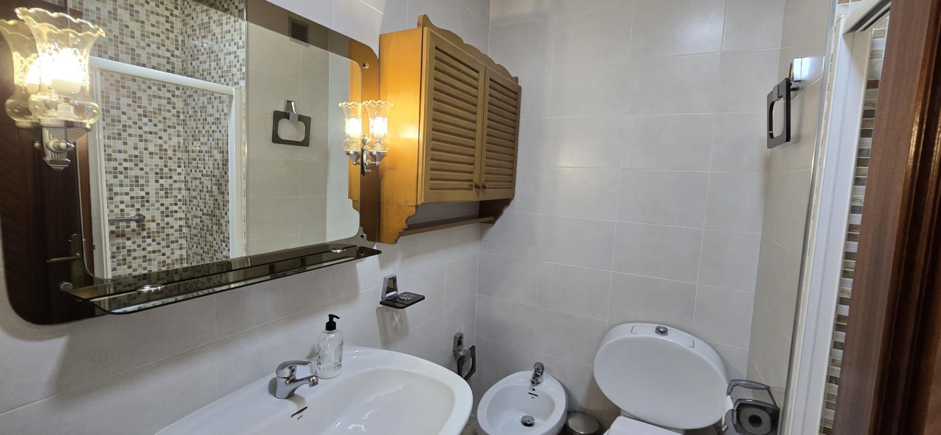 For sale - 4 Bedroom 2 Bathroom Apartment in Torrevieja - Centro  - Alicante