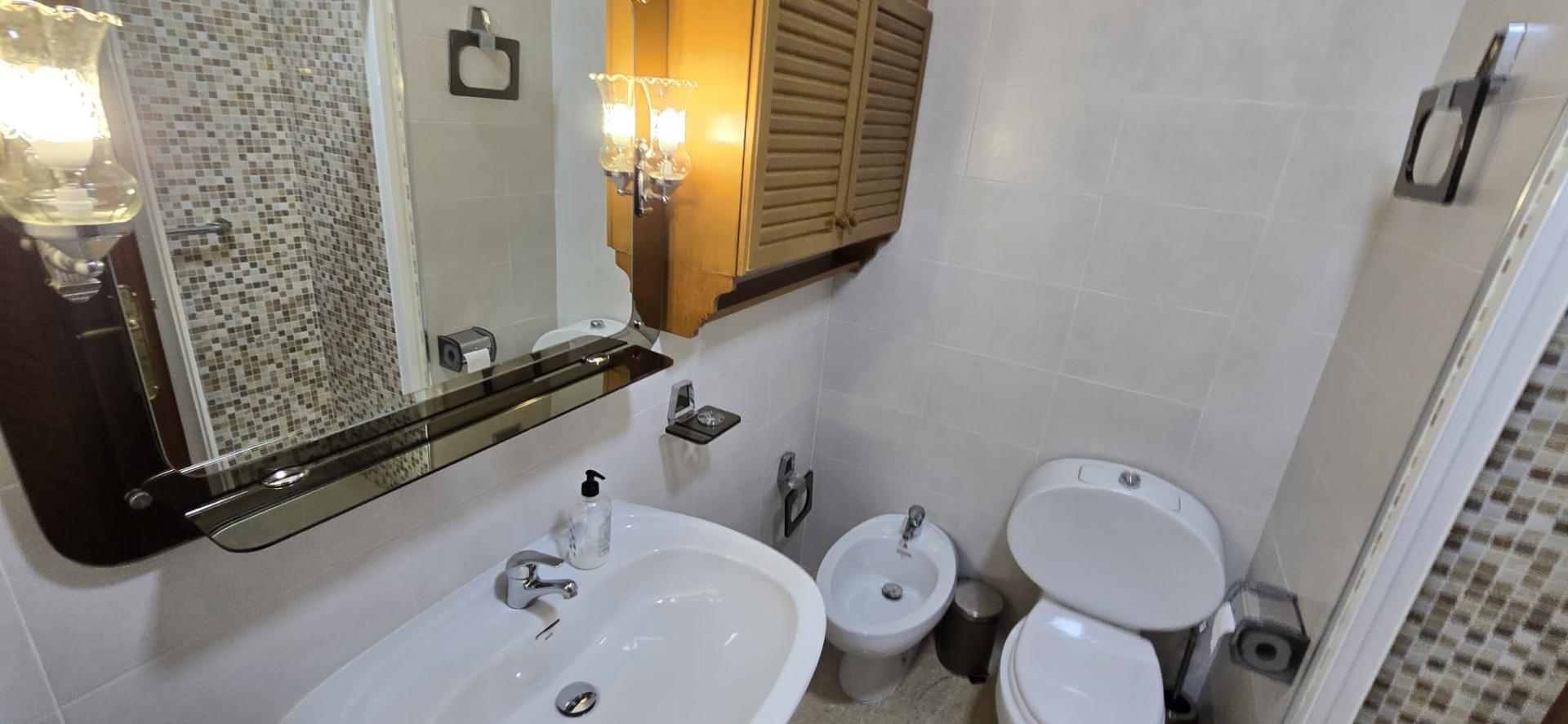 For sale - 4 Bedroom 2 Bathroom Apartment in Torrevieja - Centro  - Alicante