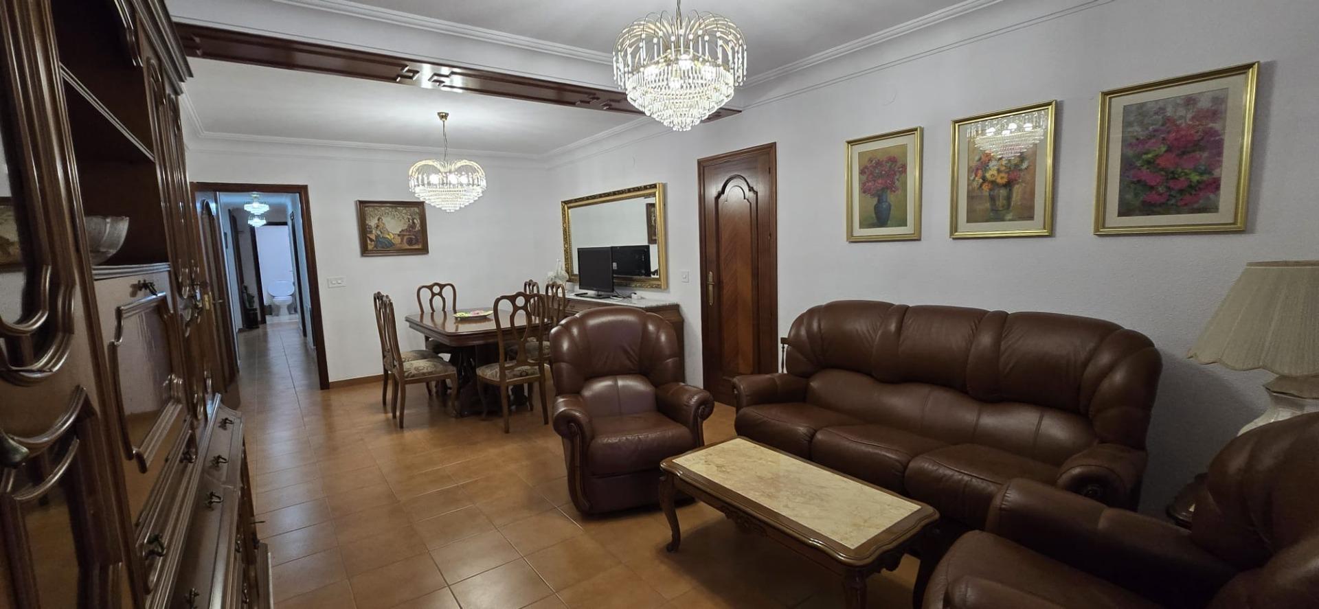 For sale - 4 Bedroom 2 Bathroom Apartment in Torrevieja - Centro  - Alicante